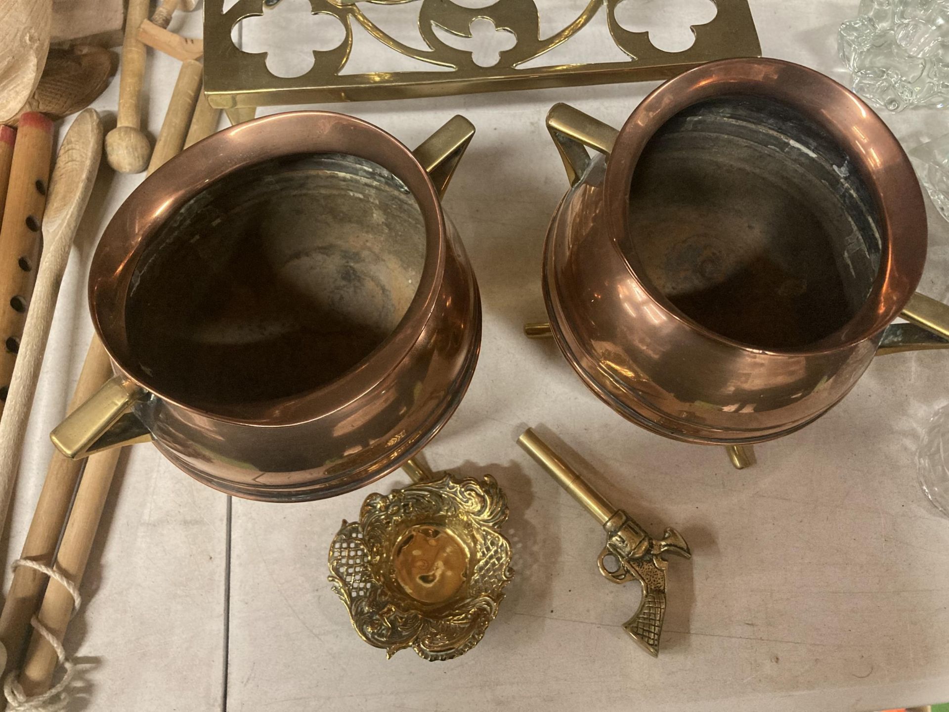 A QUANTITY OF BRASS AND COPPER TO INCLUDE CANDLESTICKS, PAN STAND, TWIN HANDLED FOOTED PLANTERS, - Image 2 of 4