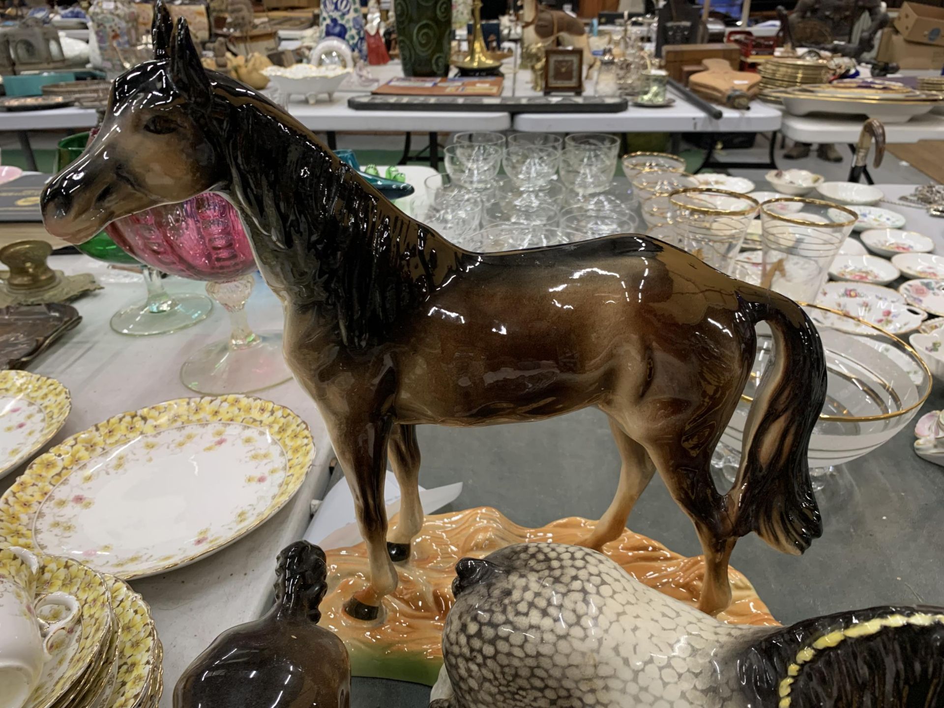 A QUANTITY OF CERAMIC ITEMS TO INCLUDE HORSES, FIGURES, ETC - SOME A/F - Image 4 of 6