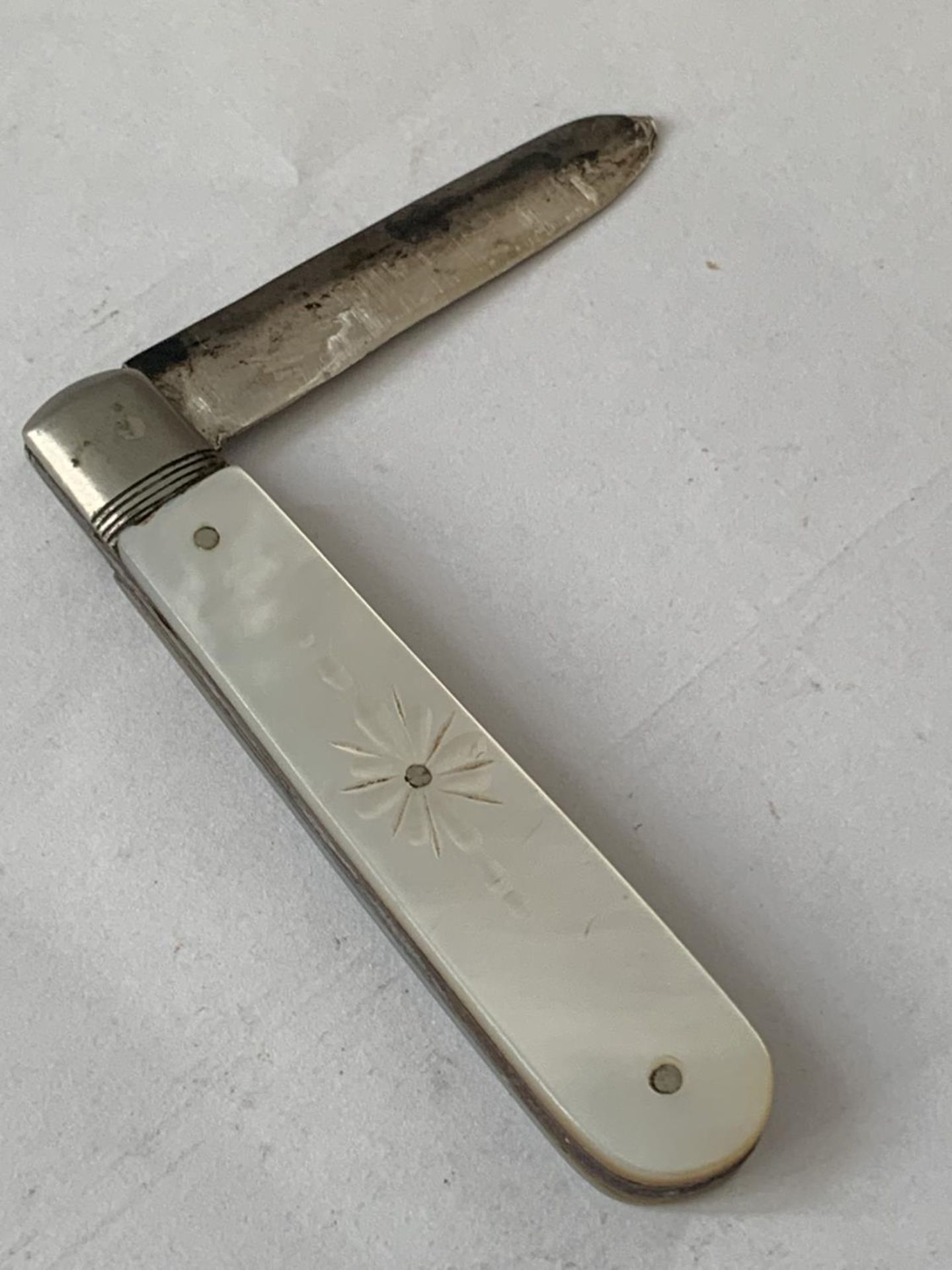 A HALLMARKED SILVER AND MOTHER OF PEARL FRUIT KNIFE - Image 3 of 3