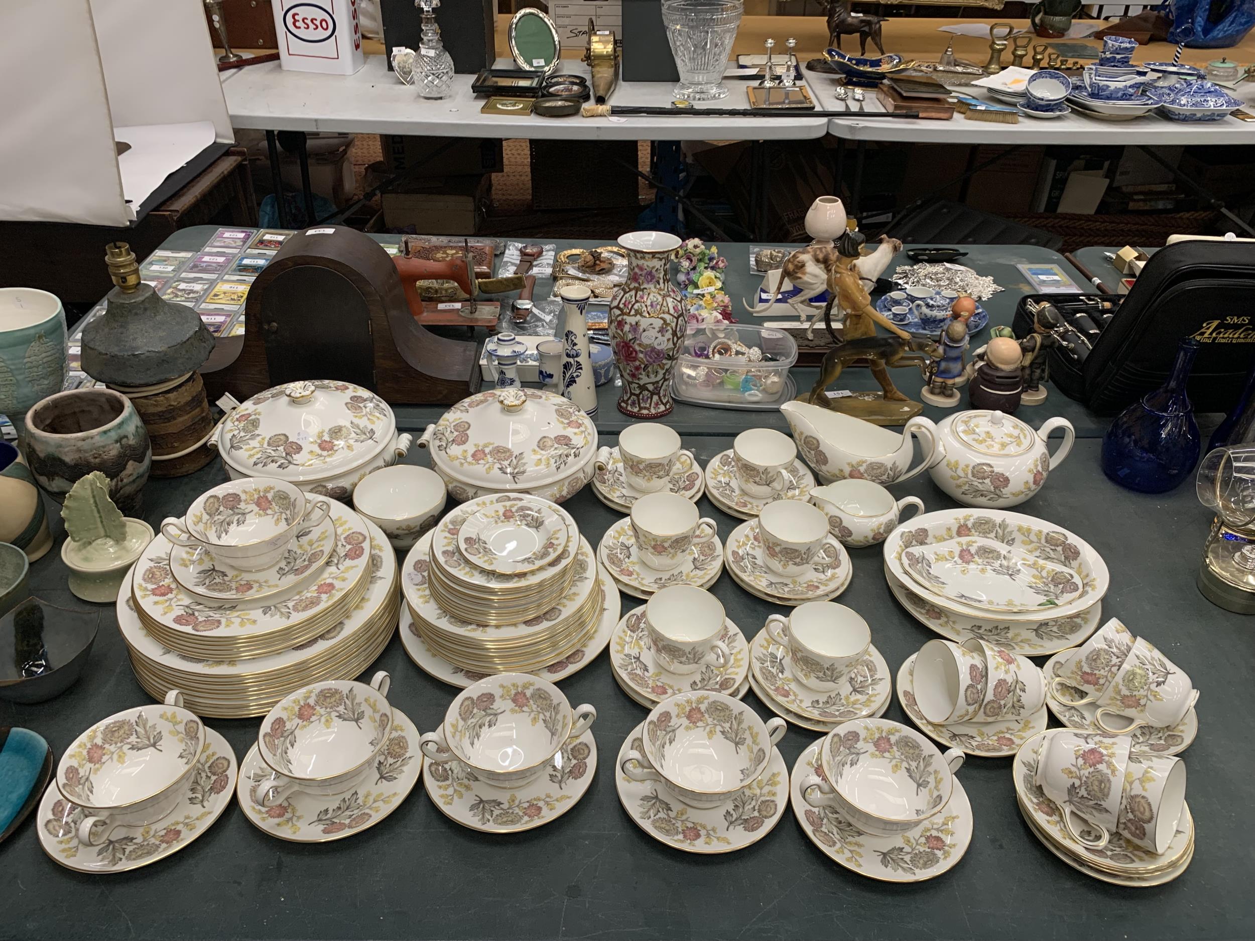 A LARGE QUANTITY WEDGWOOD 'DITCHFIELD' DINNER SERVICE TO INCLUDE SERVING TUREENS, VARIOUS SIZES OF