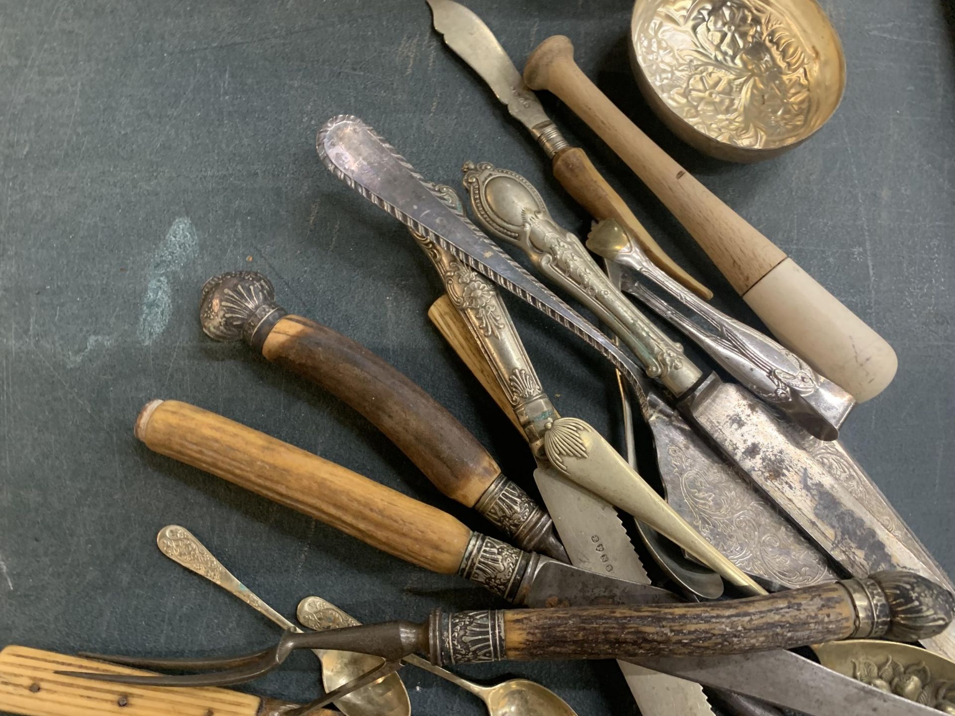 A QUANTITY OF VINTAGE FLATWARE TO INCLUDE SERVING SPOONS, KNIVES, SERVING FORKS, A PEWTER TANKARD, - Image 4 of 5