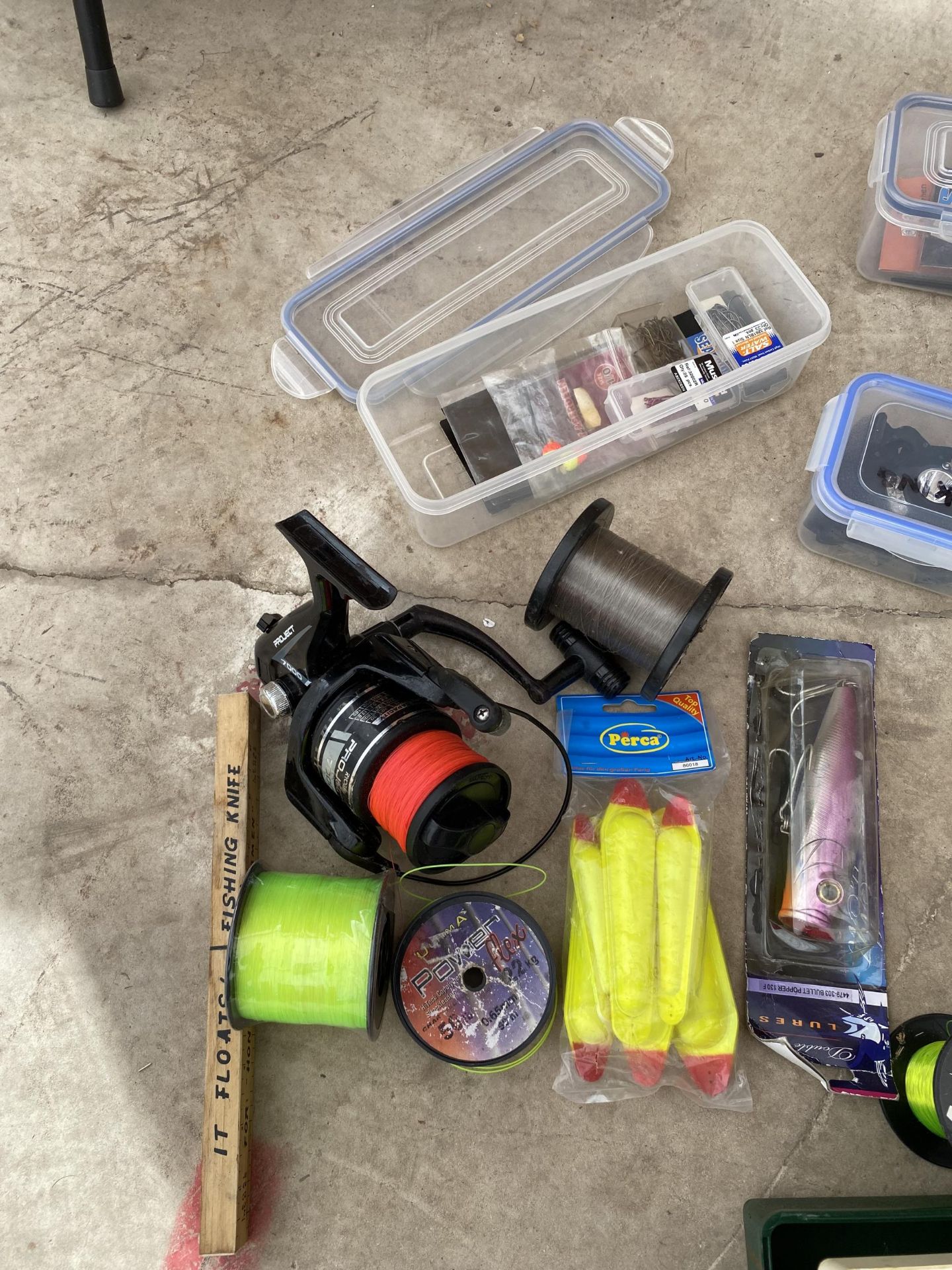 A LARGE ASSORTMENT OF SEA FISHING TACKLE TO INCLUDE REELS, LINES AND FLOATS ETC - Image 5 of 6