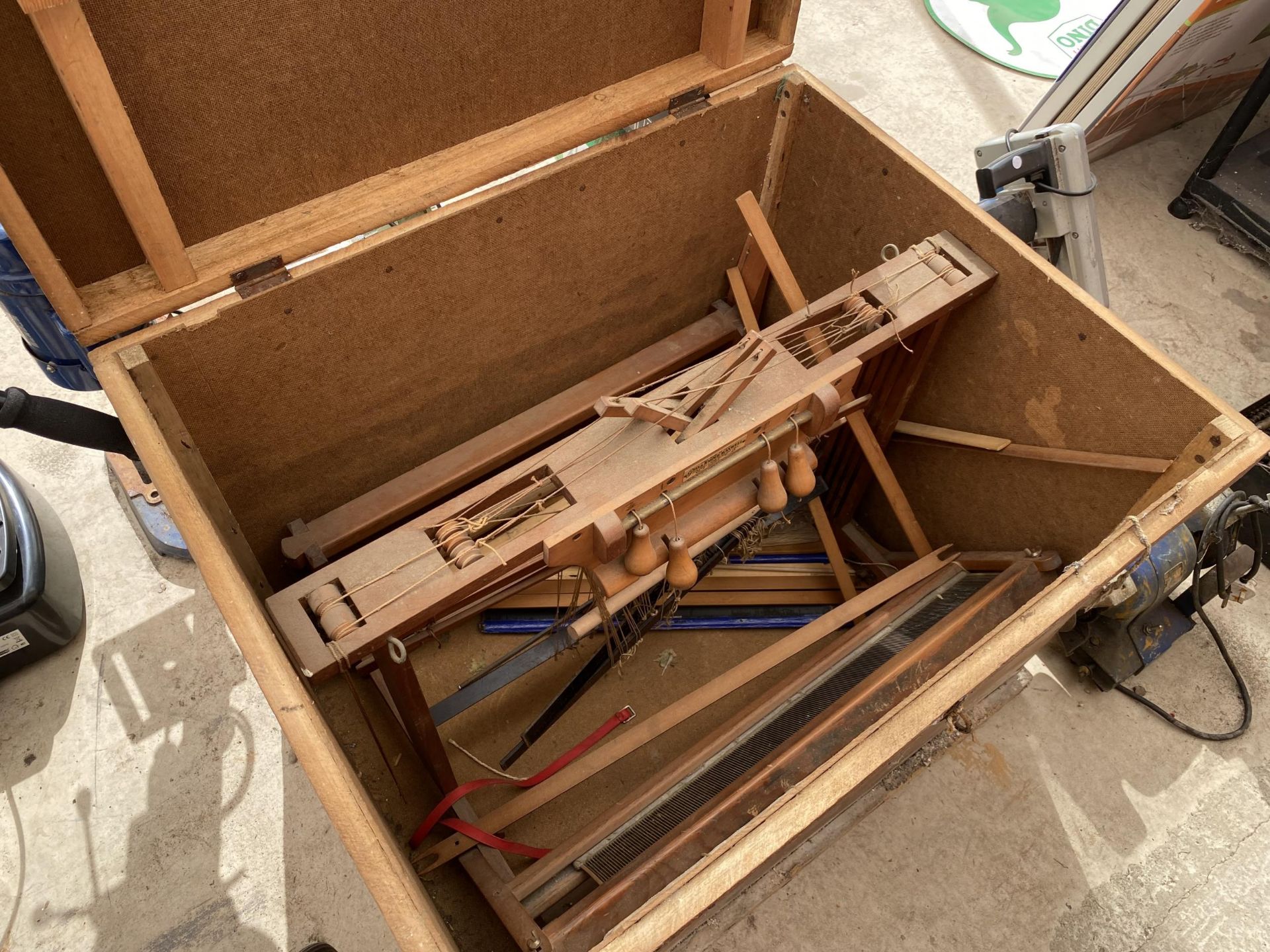 A LARGE WOODEN STORAGE CHEST - Image 3 of 3