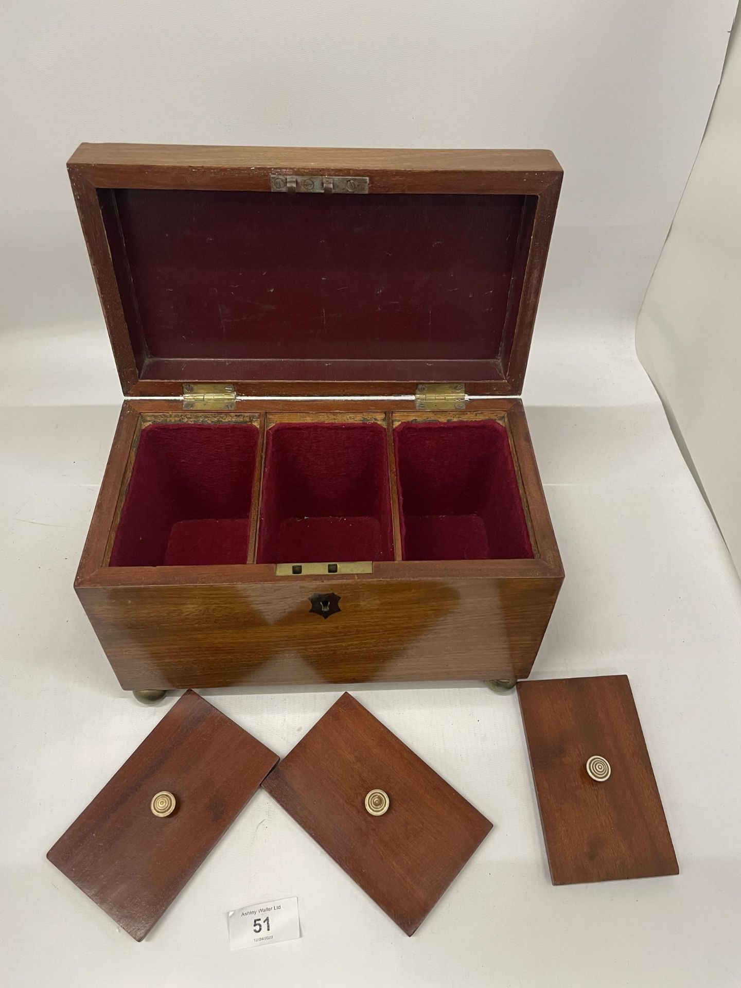A VICTORIAN MAHOGANY TEA CADDY WITH THREE INNER COMPARTMENTS, ON BUN FEET - Image 3 of 4