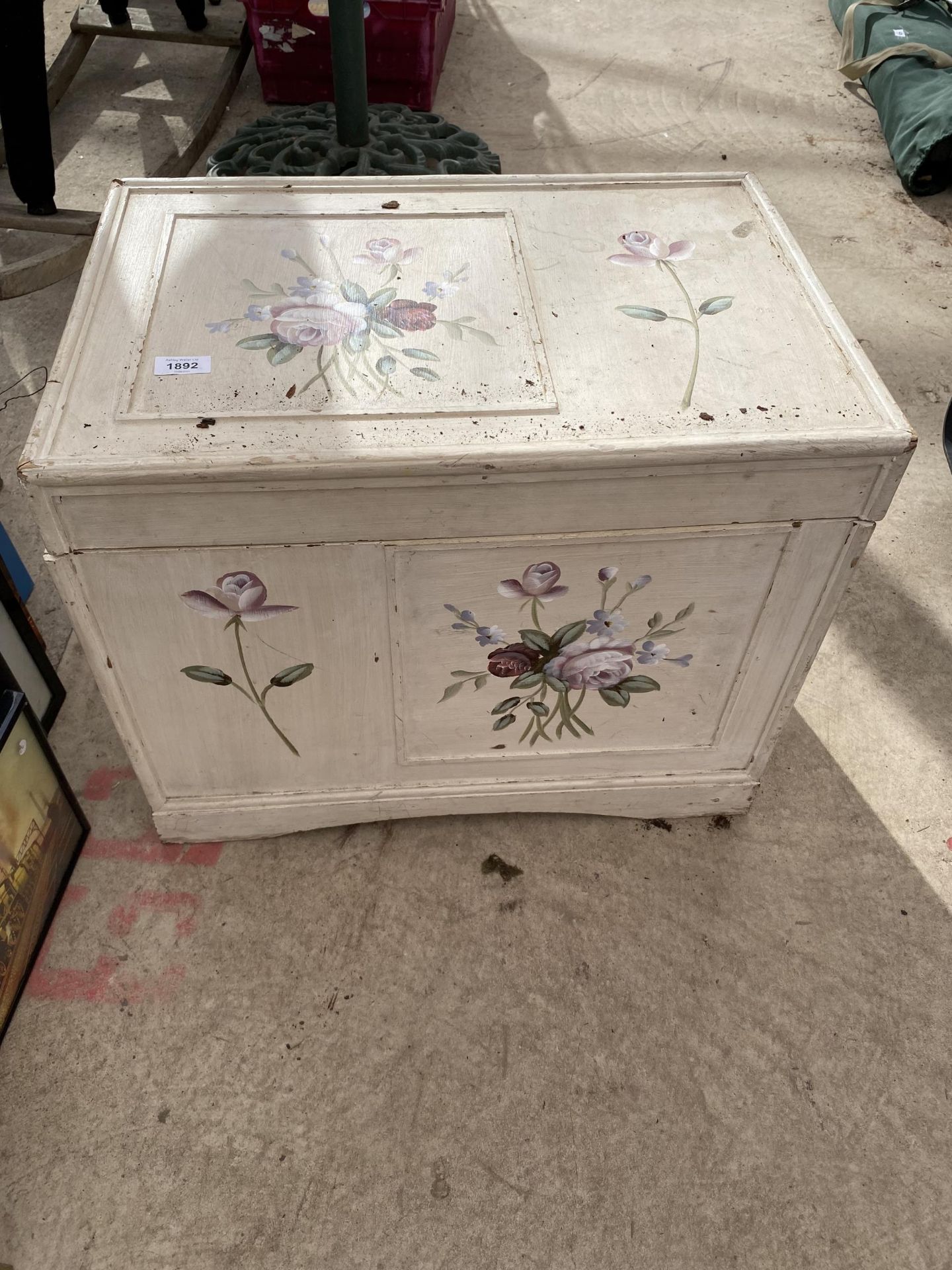 A FLORAL DECORATED WOODEN STORAGE BOX