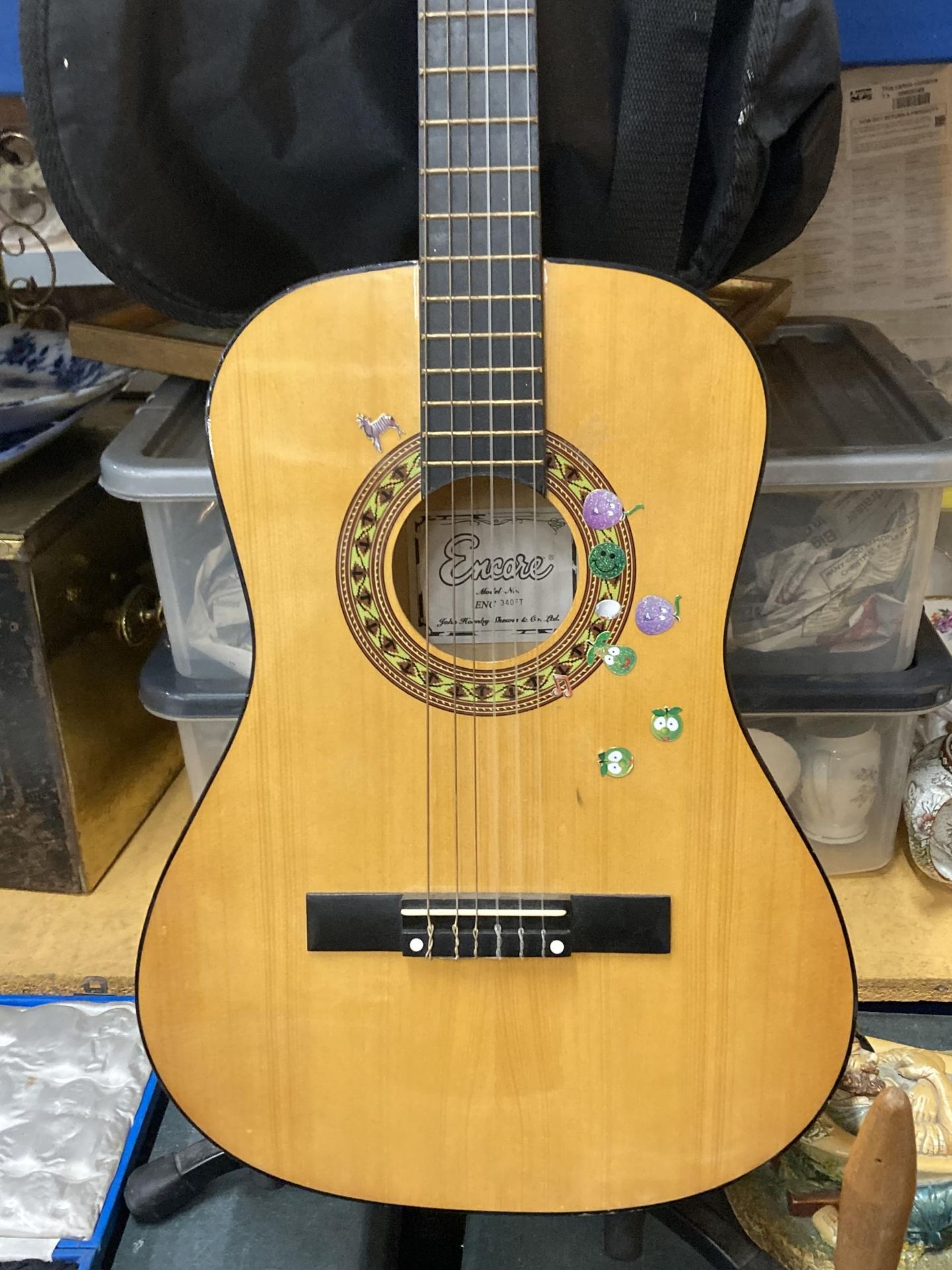 AN ENCORE CHILD'S ACOUSTIC GUITAR WITH STAND AND CASE - Image 2 of 5