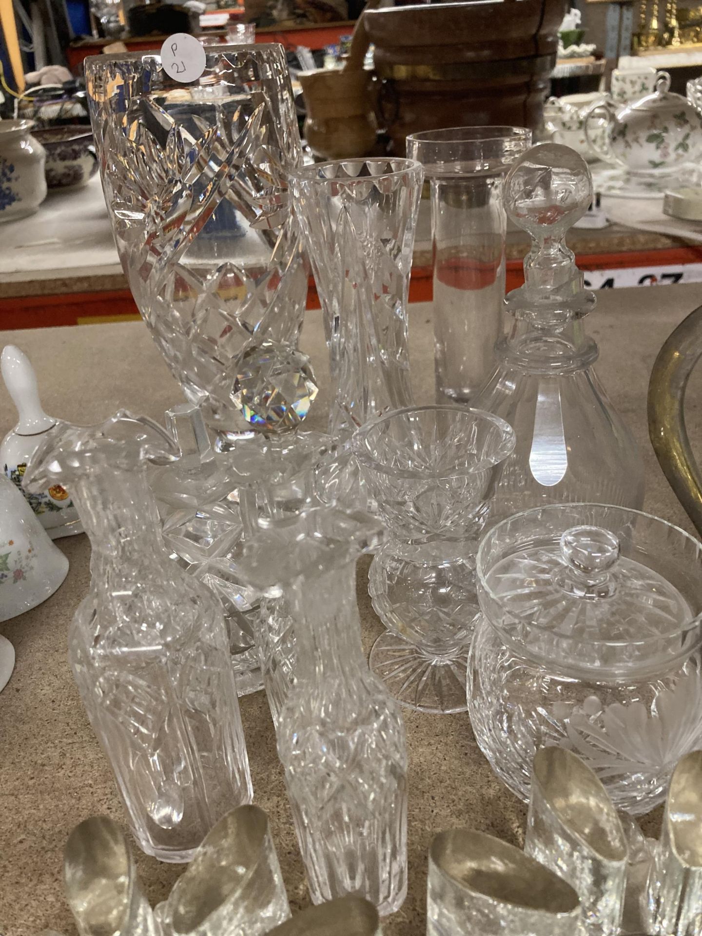 A QUANTITY OF GLASSWARE TO INCLUDE VASES, OIL BOTTLES, BOWLS, ETC - Image 4 of 5