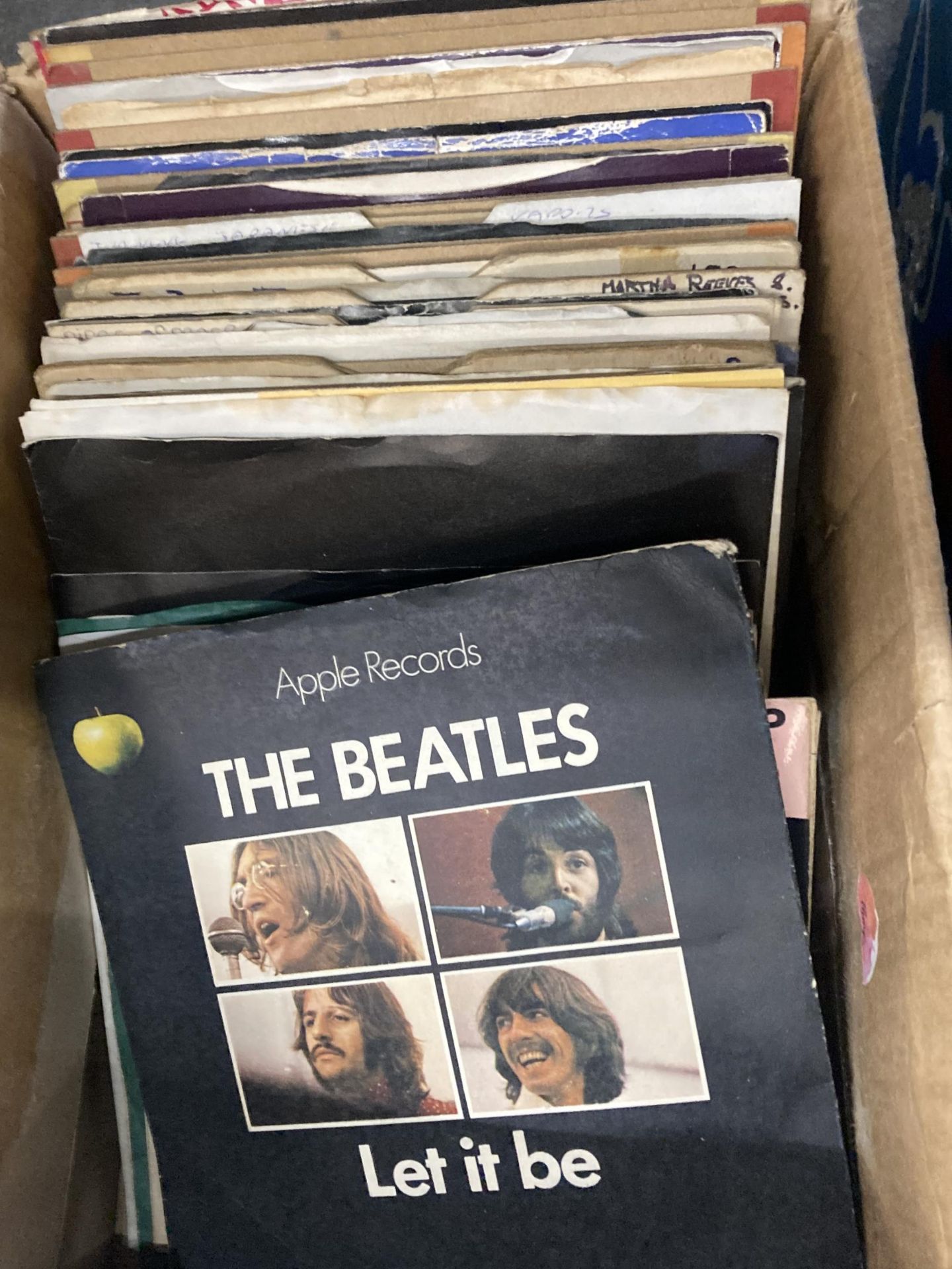 A COLLECTION OF VLET IT BE, ETCINYL RPM 45 SINGLE BEATLES RECORDS TO INCLUDE ALL MY LOVING,
