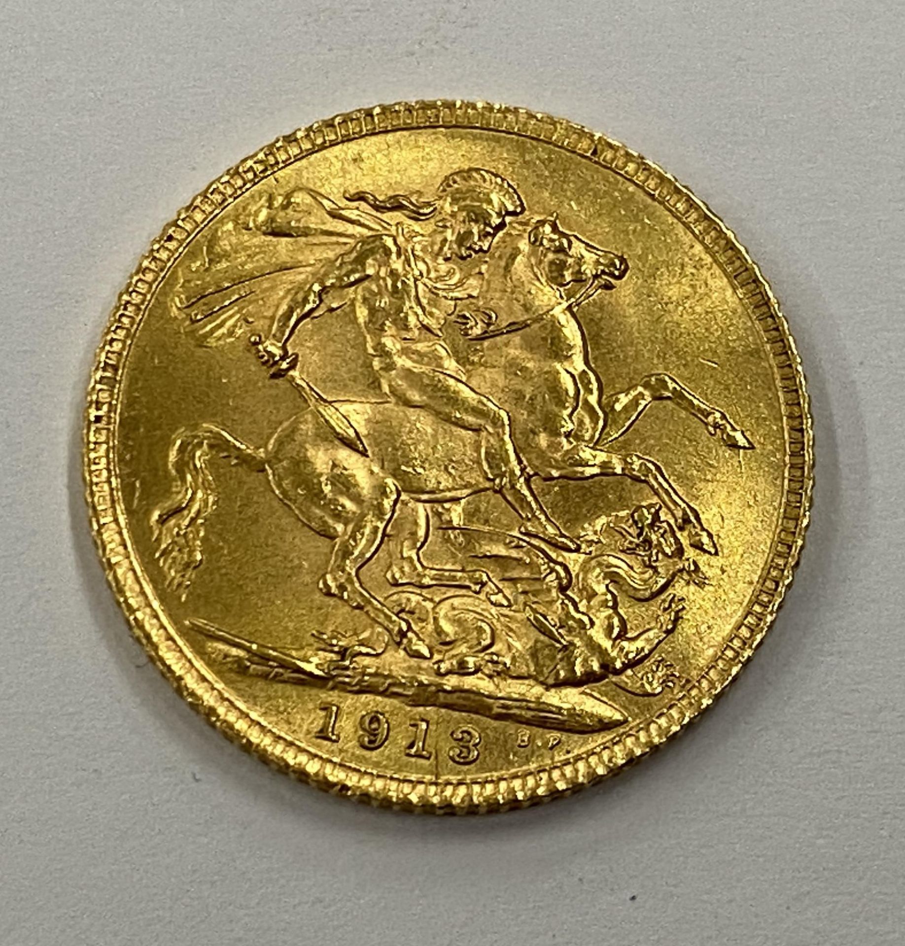 A GEORGE V 1913 GOLD FULL SOVEREIGN COIN