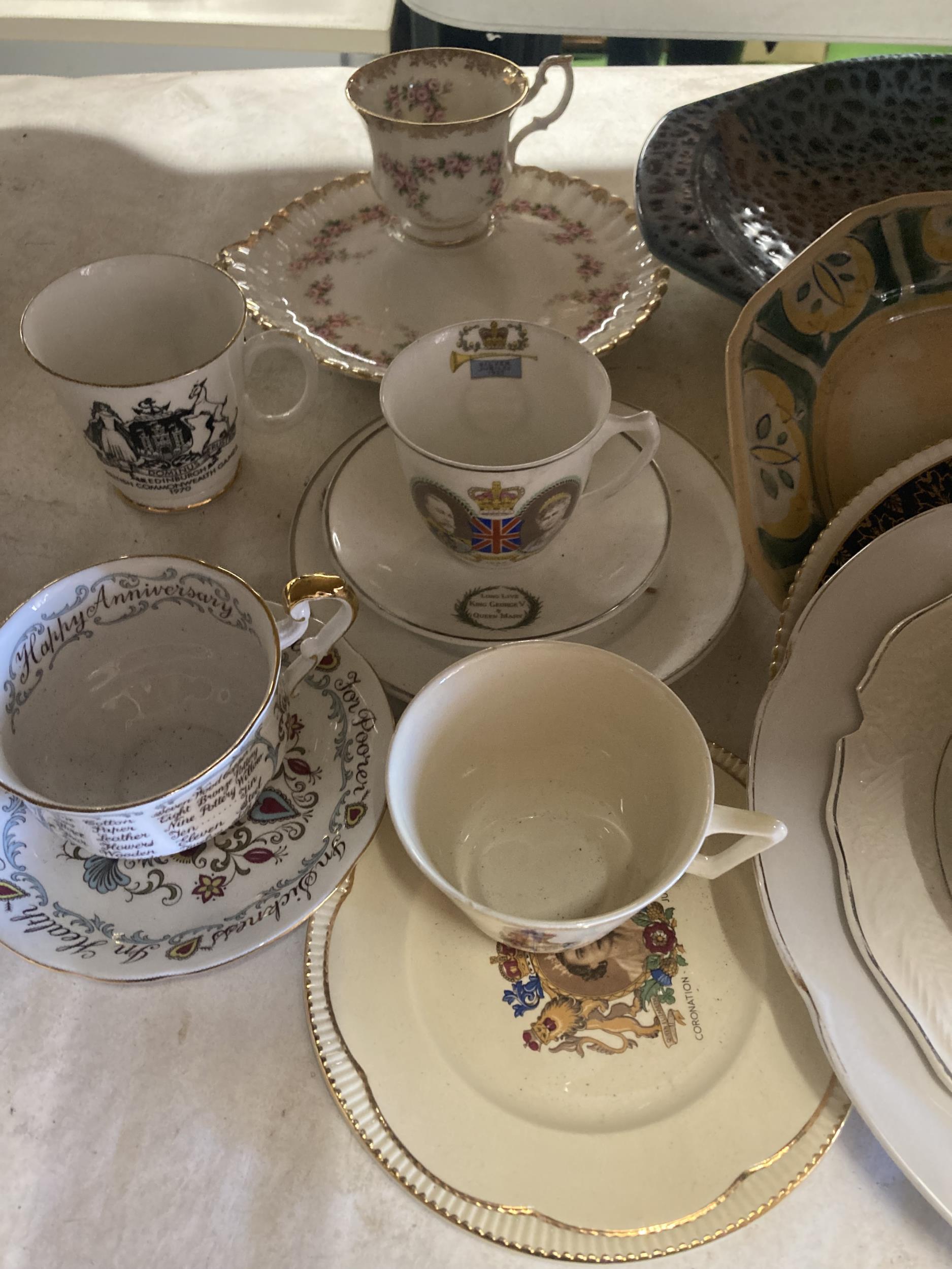 A QUANTITY OF VINTAGE ROYAL MEMORIBILIA TO INCLUDE CUPS, SAUCERS, ETC, A ROYAL ALBERT 'DIMITY - Image 2 of 5