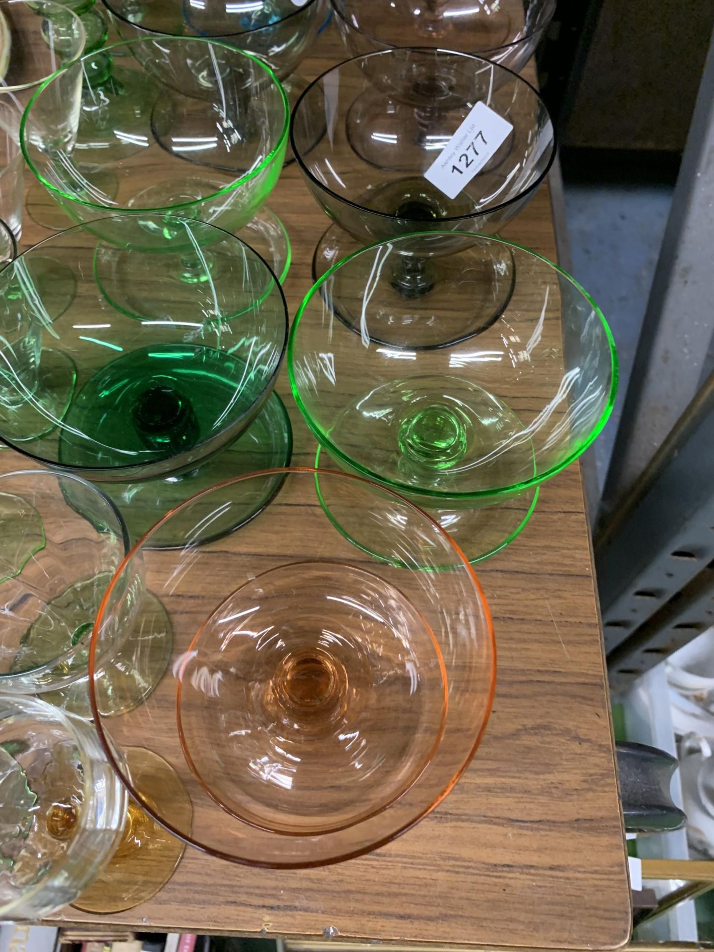 A QUANTITY OF COLOURED GLASS TO INCLUDE DESSERT BOWLS AND DRINKING GLASSES - Bild 3 aus 5