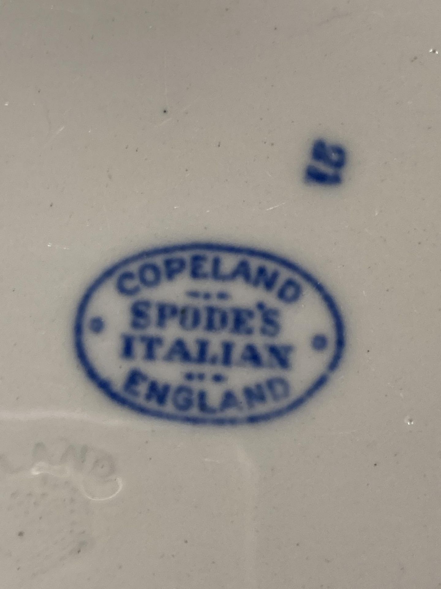 A LARGE COLLECTION OF COPELAND SPODE ITALIAN PATTERN BLUE AND WHITE DINNER WARES TO INCLUDE GRAVY - Image 5 of 6