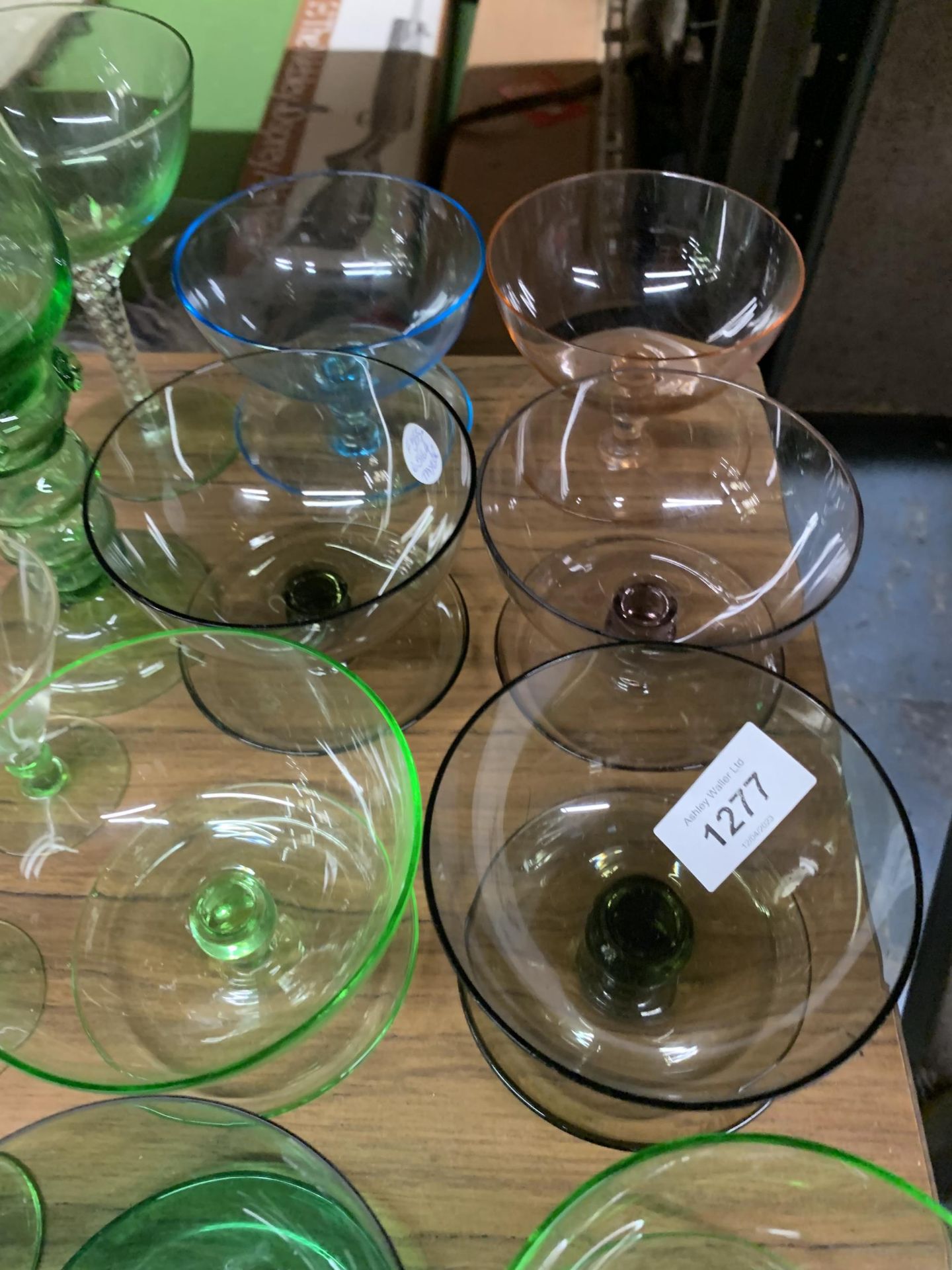 A QUANTITY OF COLOURED GLASS TO INCLUDE DESSERT BOWLS AND DRINKING GLASSES - Bild 4 aus 5
