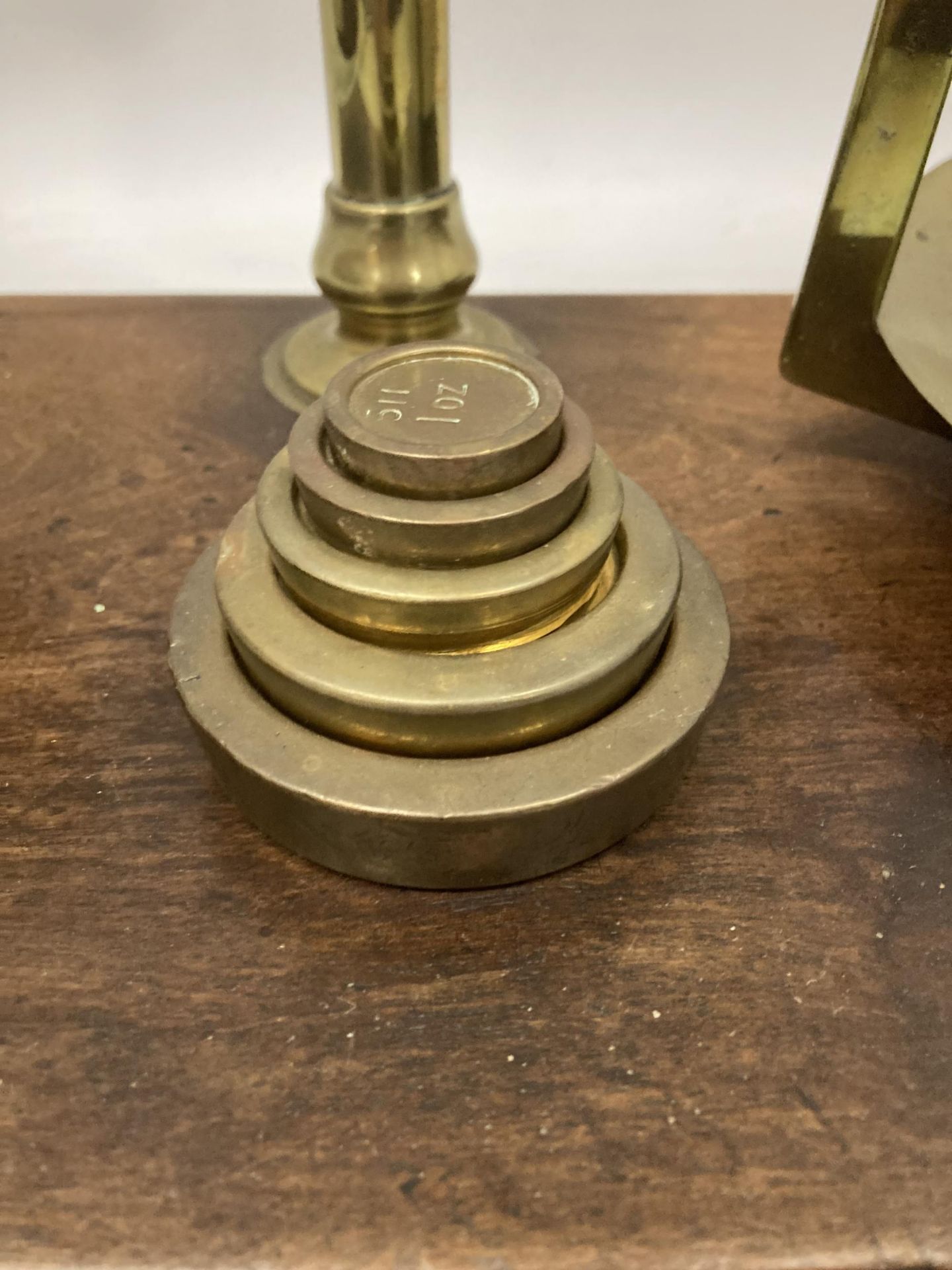A VINTAGE SET OF WEIGHING SCALES WITH PANS AND GRADUATED SET OF FIVE WEIGHTS - Image 2 of 5