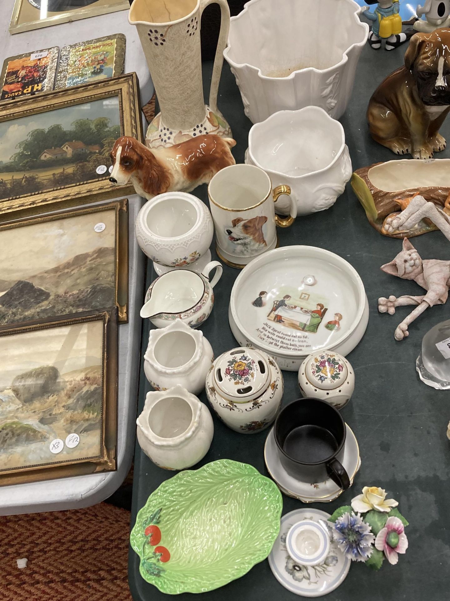 A LARGE QUANTITY OF CERAMIC ITEMS TO INCLUDE A SPANIEL DOG, JUGS, PLANTERS, BOWLS, A TANKARD, ETC