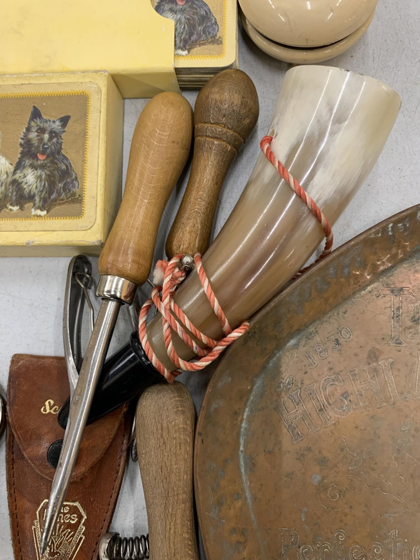 A MIXED LOT TO INCLUDE A VINTAGE COPPER 'TEACHER'S' WHISKY TRAY, SCOTTIE DOG PLAYING CARDS, 'THE - Image 4 of 6