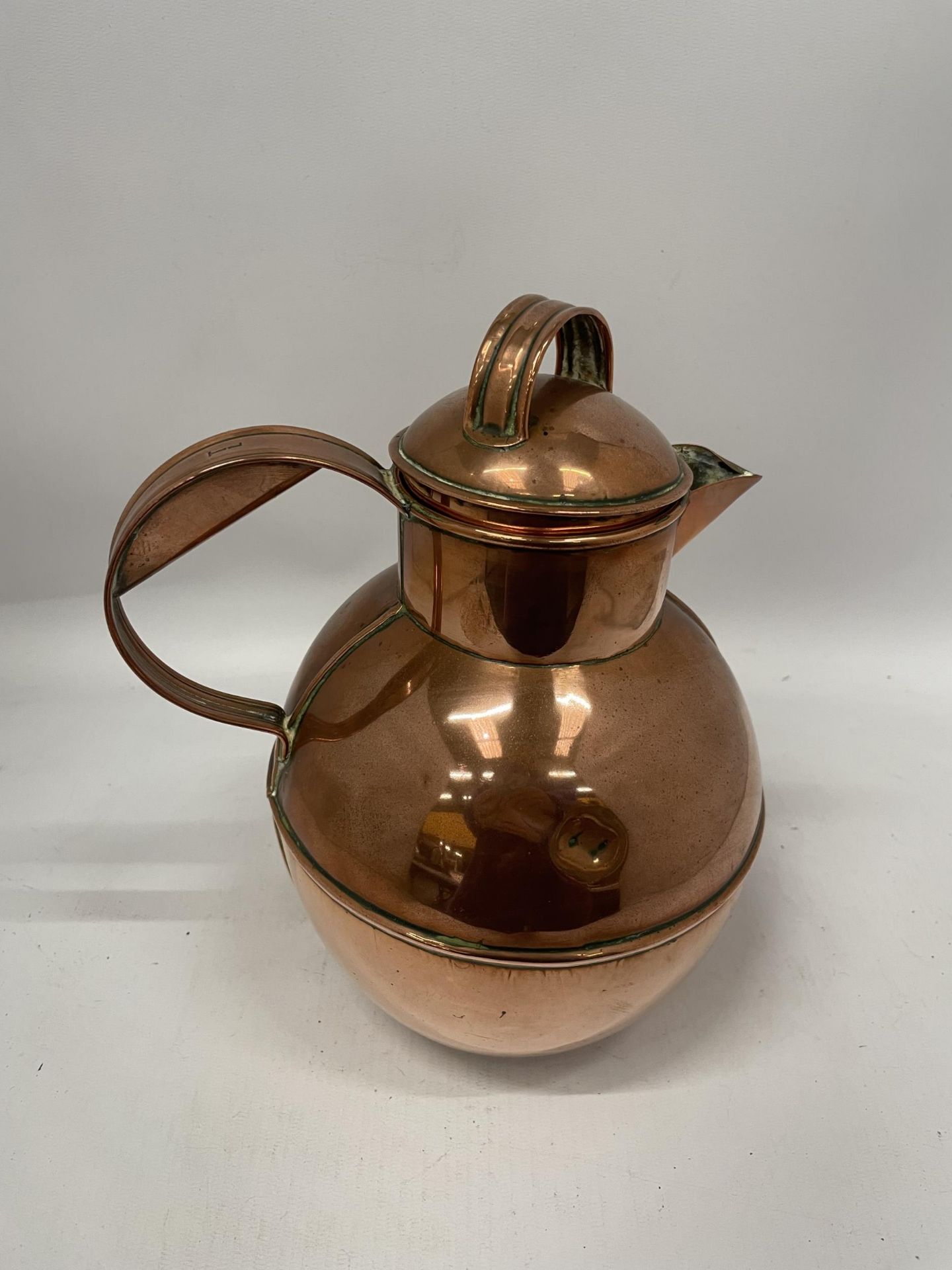 A VINTAGE COPPER KETTLE / WATER JUG WITH INSET GUERNSEY COIN DESIGN - Image 2 of 4