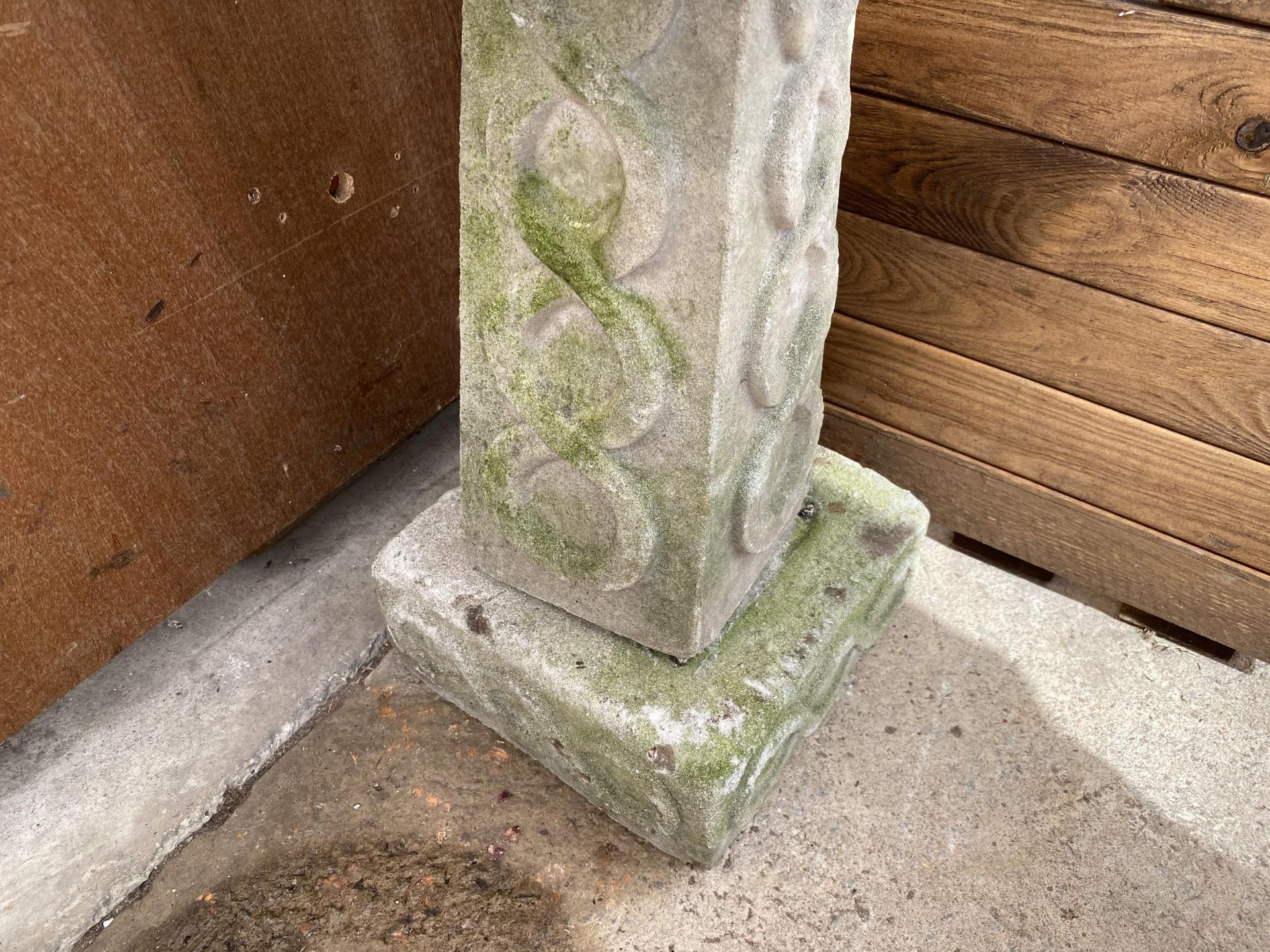 A RECONSTITUTED STONE BIRD BATH WITH PEDESTAL BASE (H:58CM) - Image 3 of 3