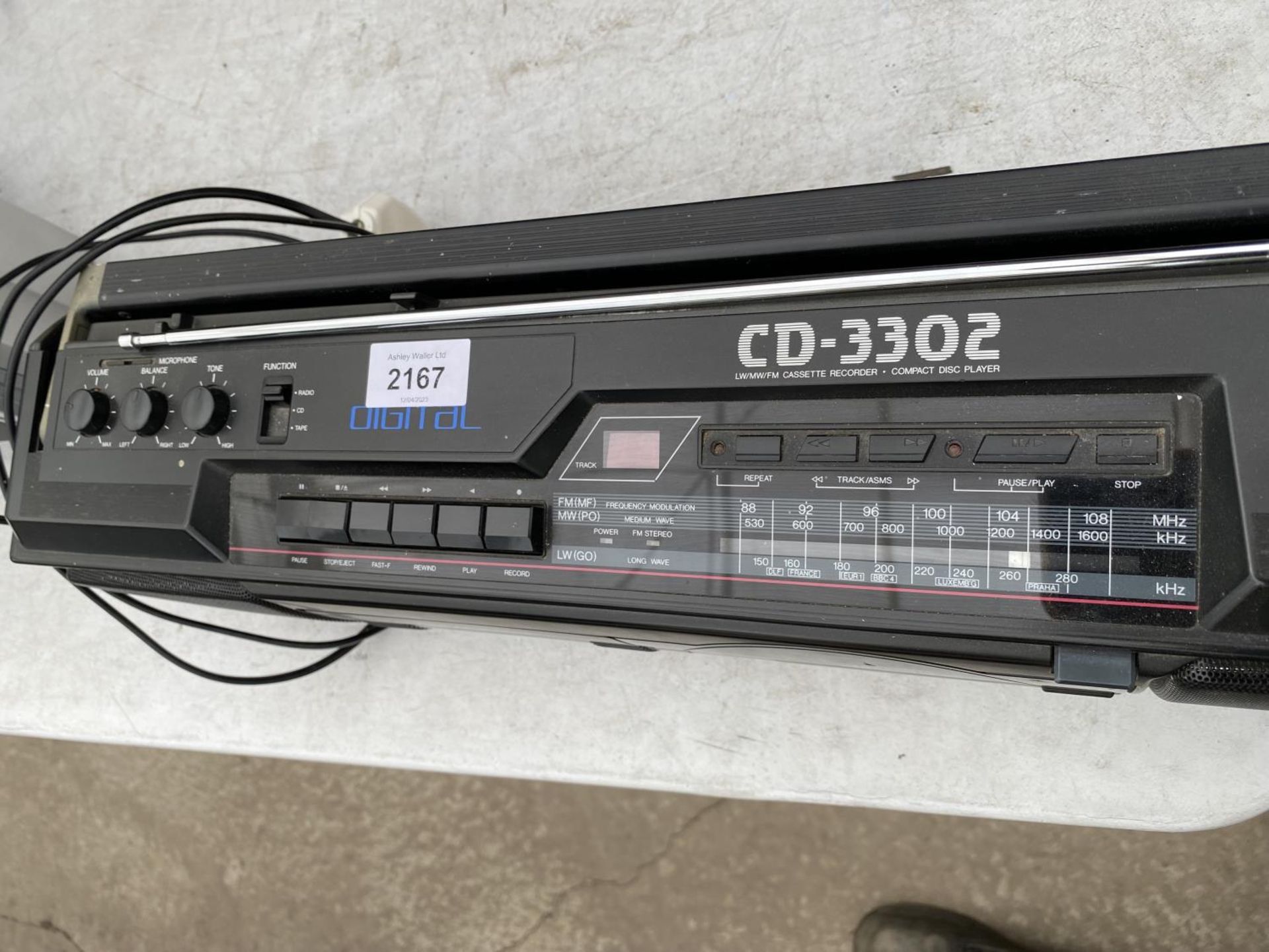 A MEMOREX CD-3302 RADIO AND CASSETTE PLAYER - Image 2 of 2