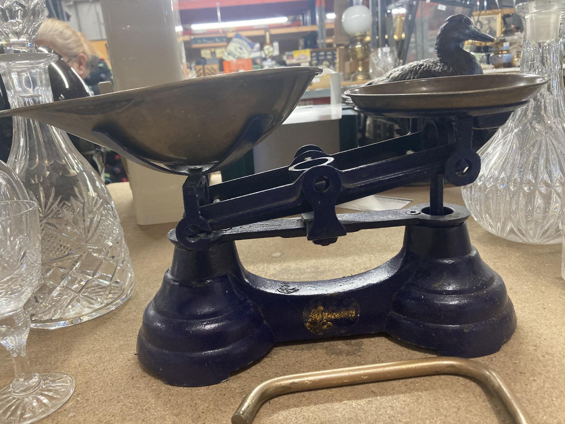 A VINTAGE SET OF SCALES WITH BRASS PANS AND WEIGHTS - Image 3 of 4