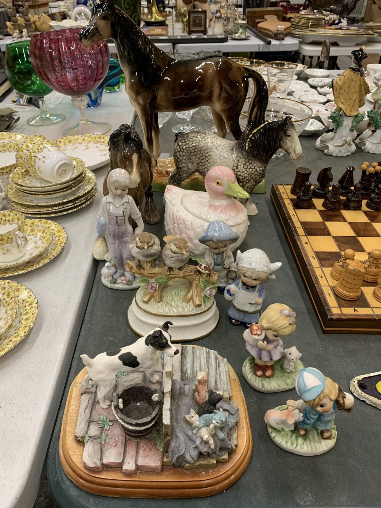 A QUANTITY OF CERAMIC ITEMS TO INCLUDE HORSES, FIGURES, ETC - SOME A/F