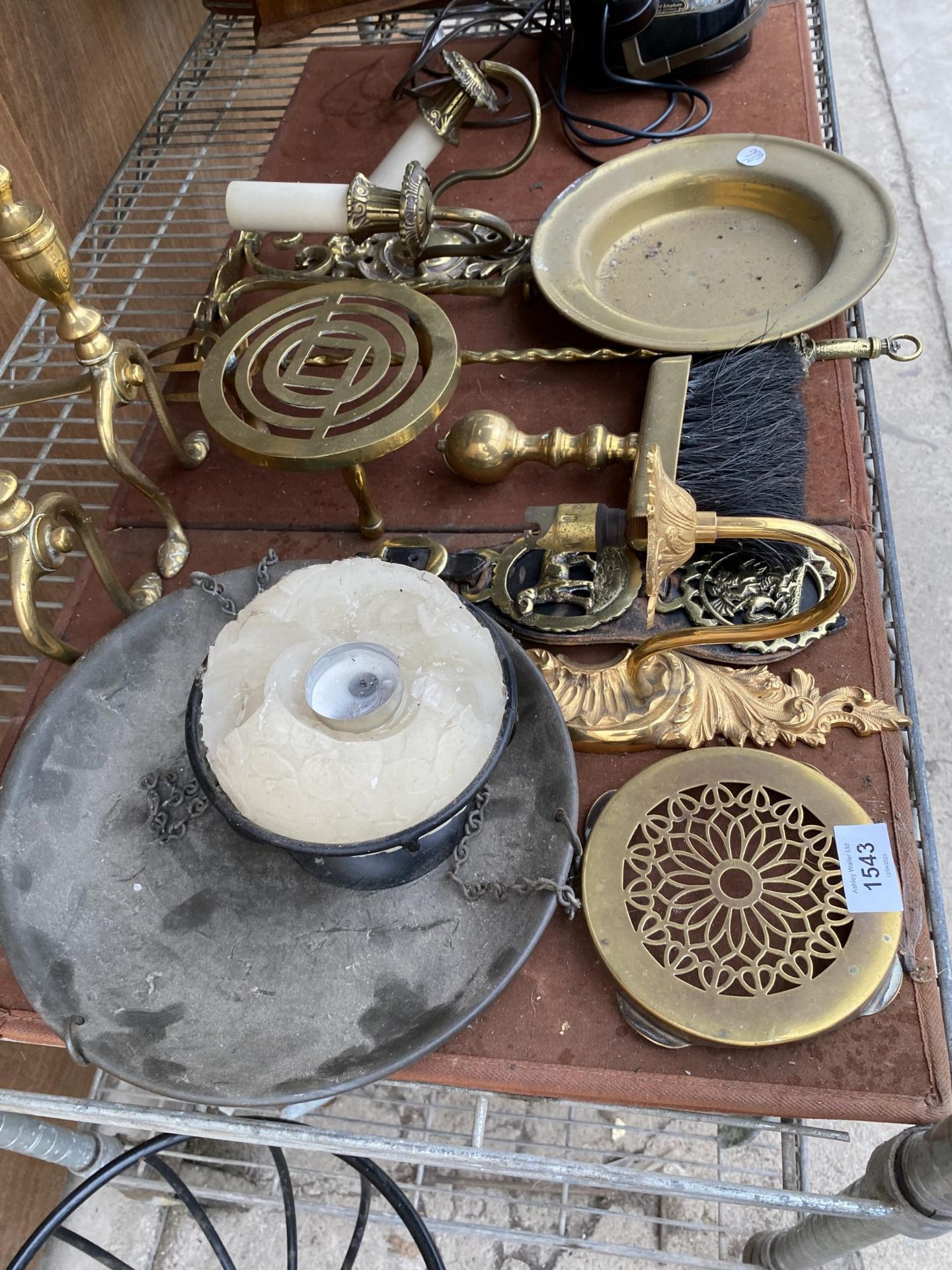 A LARGE ASSORTMENT OF BRASS ITEMS TO INCLUDE A TRIVET STAND, FIRE DOGS, LIGHT FITTINGS AND A - Image 3 of 3