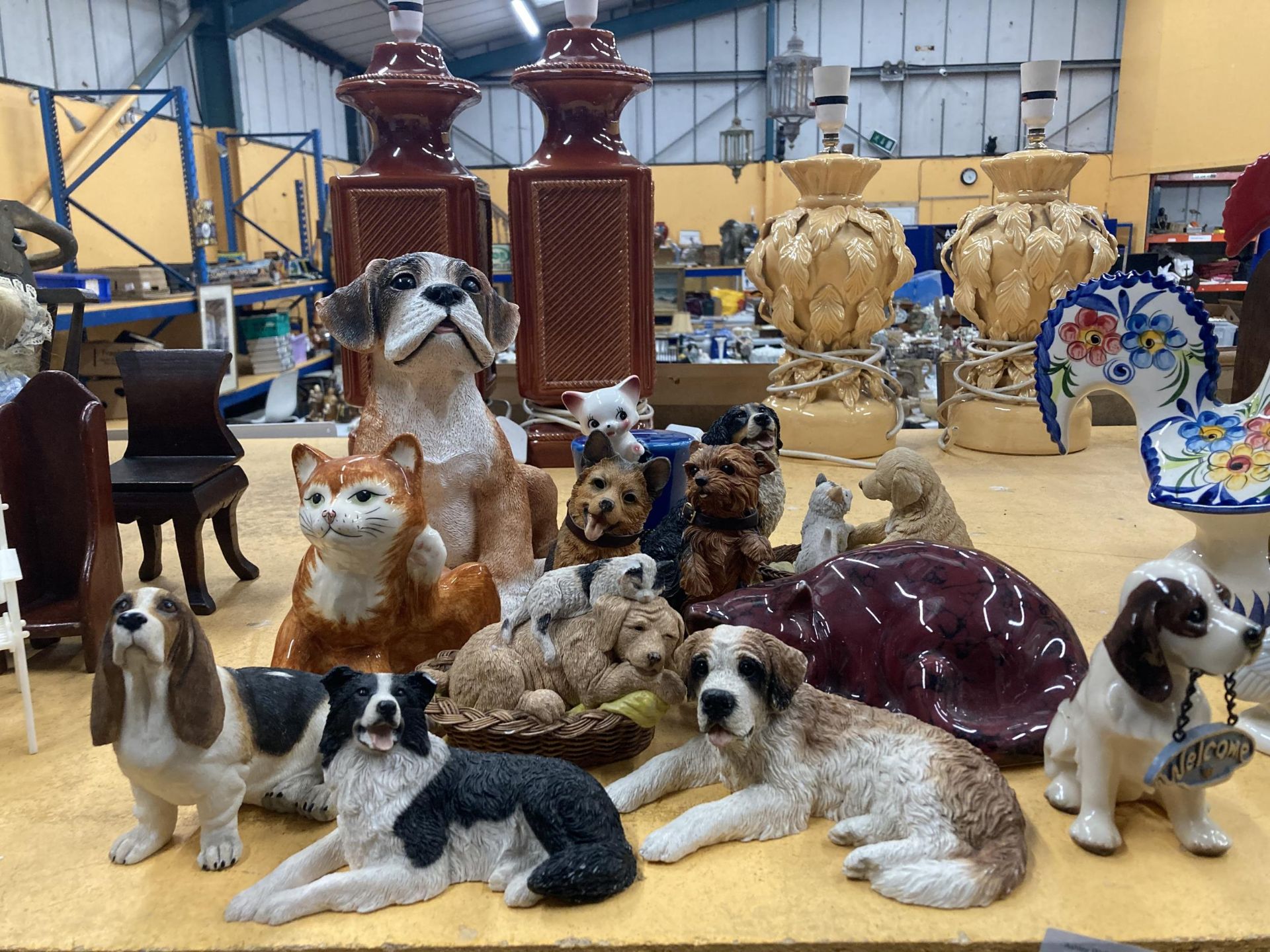 A QUANTITY OF DOG AND CAT ORNAMENTS TO INCLUDE A ST BERNARD, BEAGLE, COLLIE, ETC.,