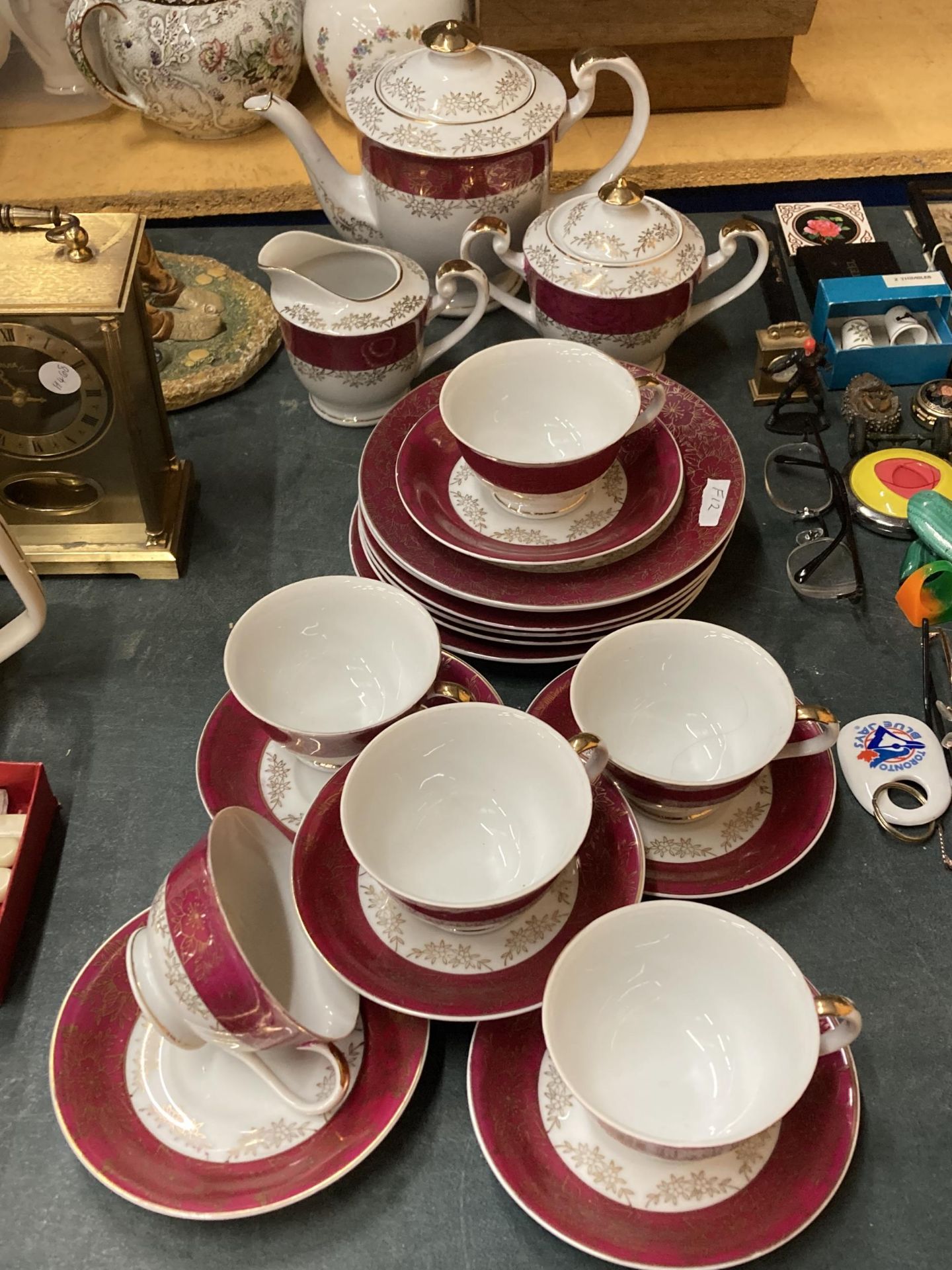 A VINTAGE JAPANESE TEASET TO INCLUDE A TEAPOT, CREAM JUG, LIDDED SUGAR BASIN, CUPS, SAUCERS AND SIDE