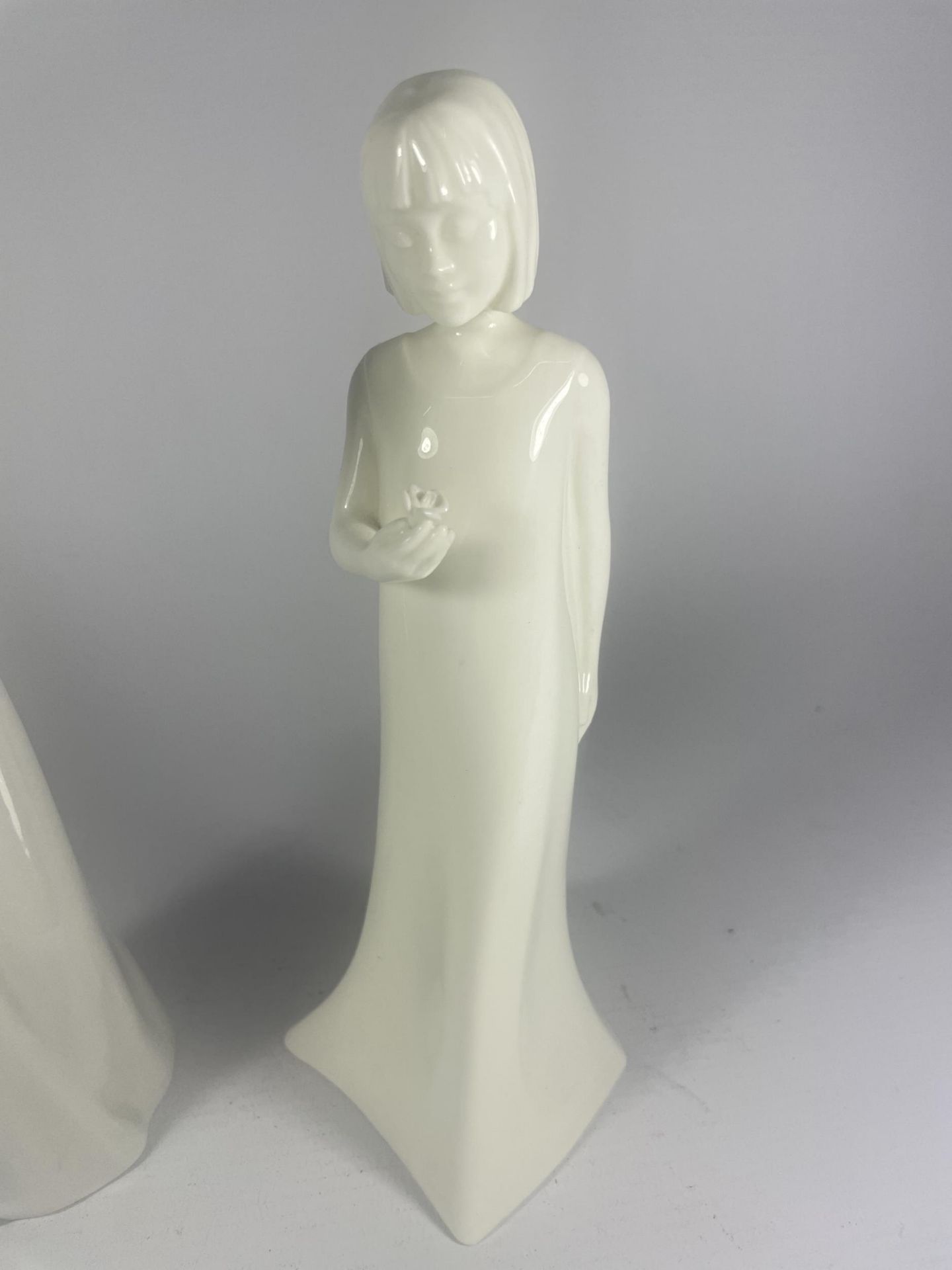 TWO LADY FIGURES TO INCLUDE A ROYAL WORCESTER MOMENTS WITH LOVE FIGURE - Image 3 of 6