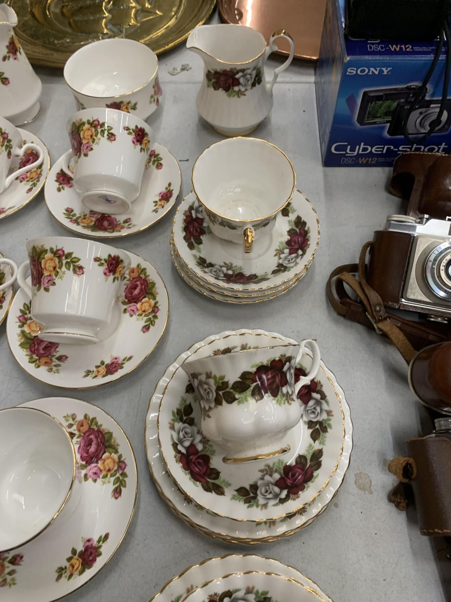 A QUANTITY OF TEAWARE TO INCLUDE ROYAL IMPERIAL CUPS, SAUCERS AND CREAM JUG, PLUS COUNTRY ROSE STYLE - Image 4 of 6