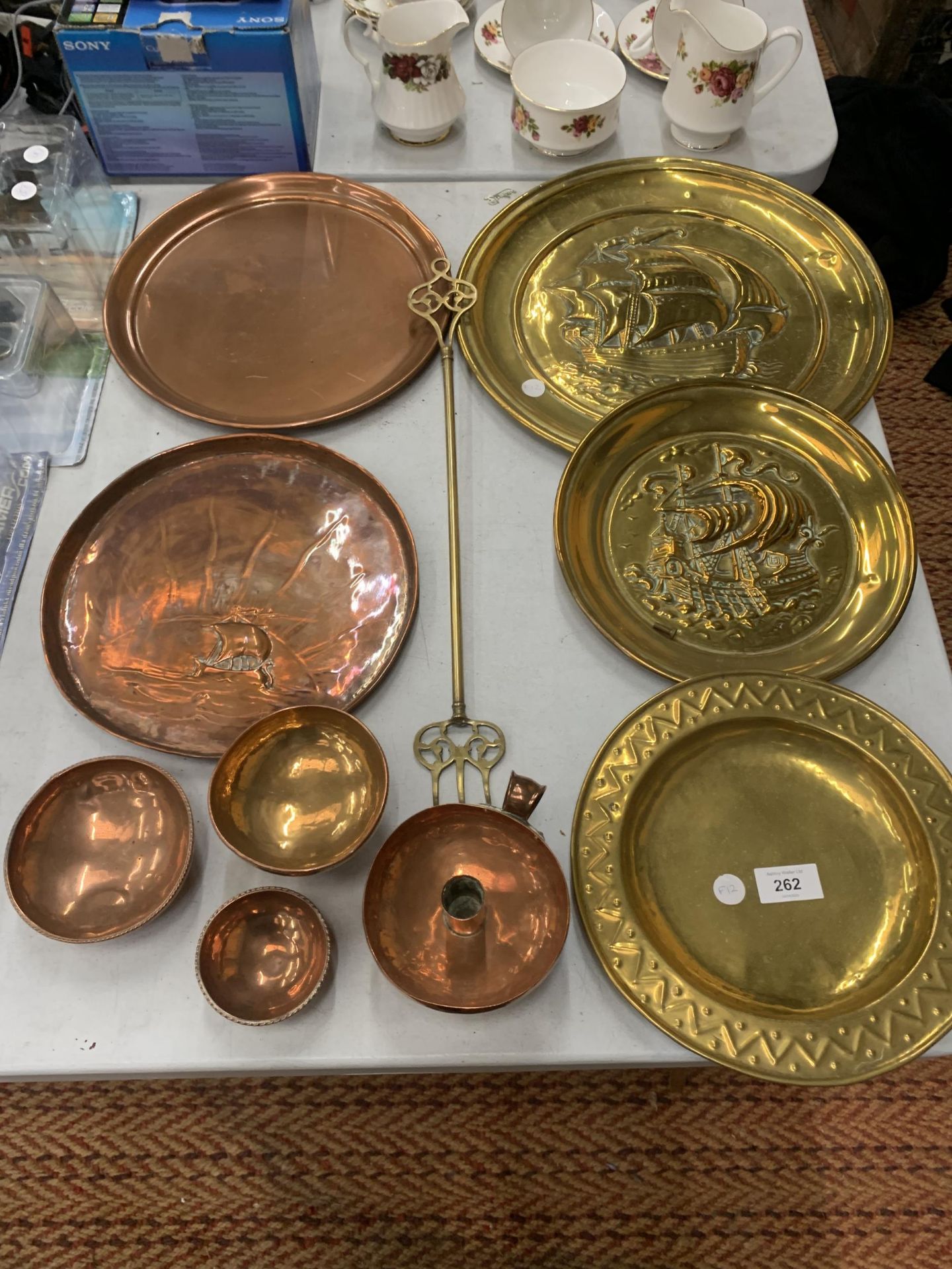 A MIXED LOT OF VINTAGE BRASS AND COPPER - SHIPS TRAYS ETC