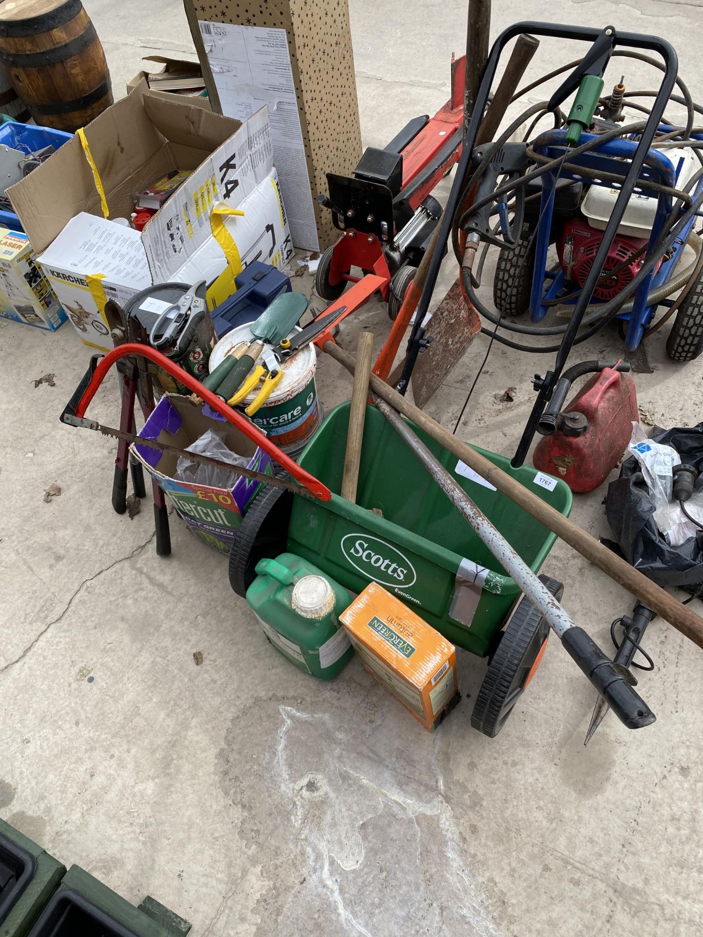 AN ASSORTMENT OF GARDEN TOOLS TO INCLUDE A SEEDER, SAWS AND FENCE PAINT ETC