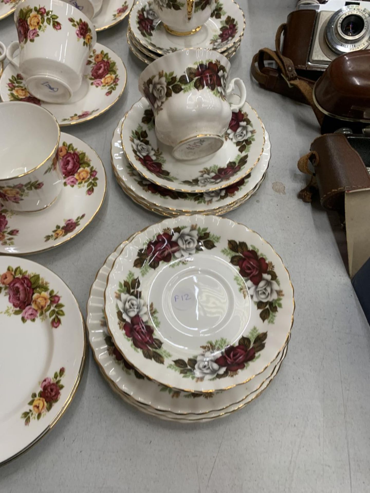 A QUANTITY OF TEAWARE TO INCLUDE ROYAL IMPERIAL CUPS, SAUCERS AND CREAM JUG, PLUS COUNTRY ROSE STYLE - Image 5 of 6