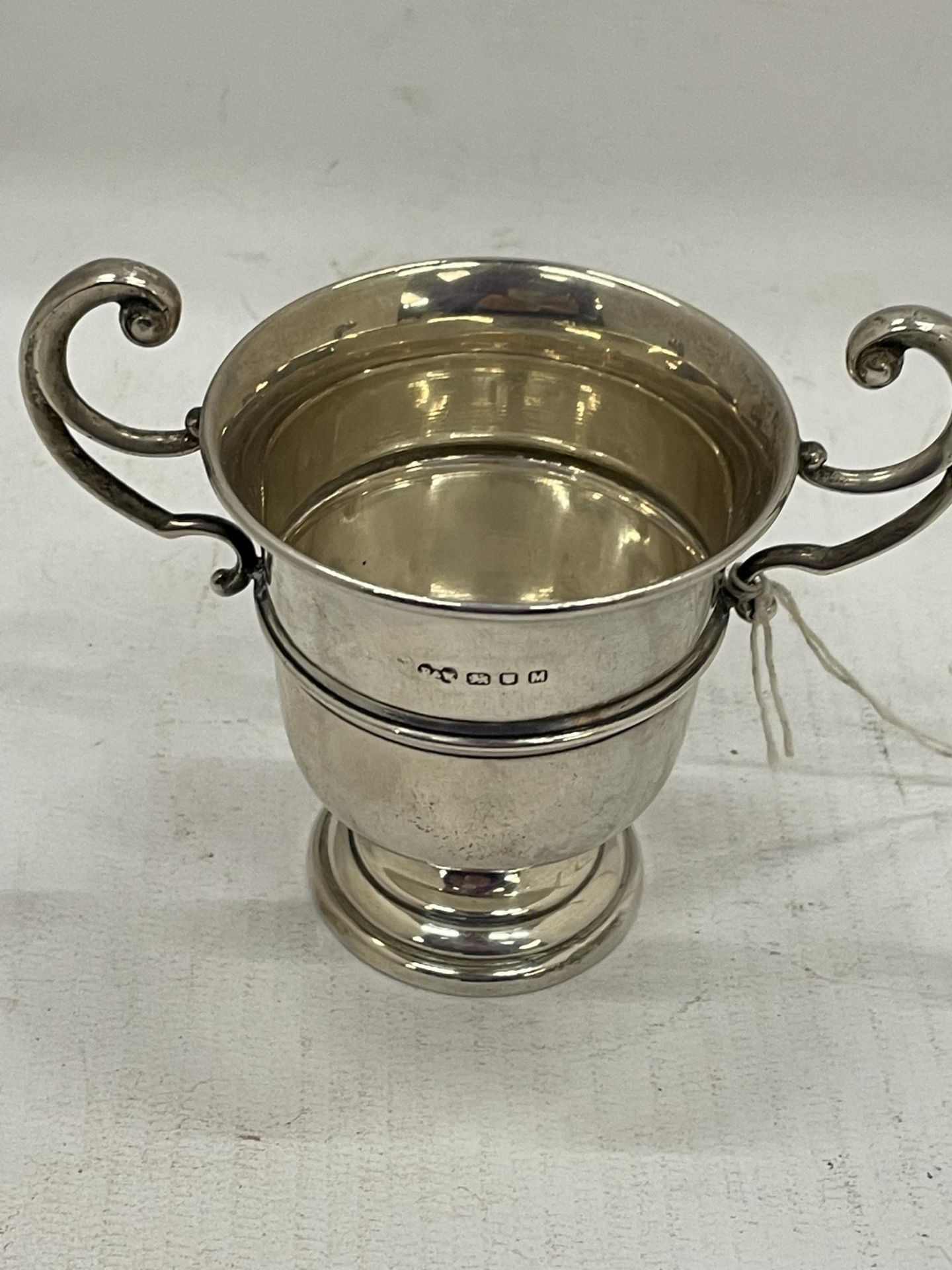 A GEORGE VI SILVER TWIN HANDLED SMALL TROPHY CUP WITH ENGRAVING, HALLMARKS FOR LONDON 1947, WEIGHT - Bild 3 aus 4