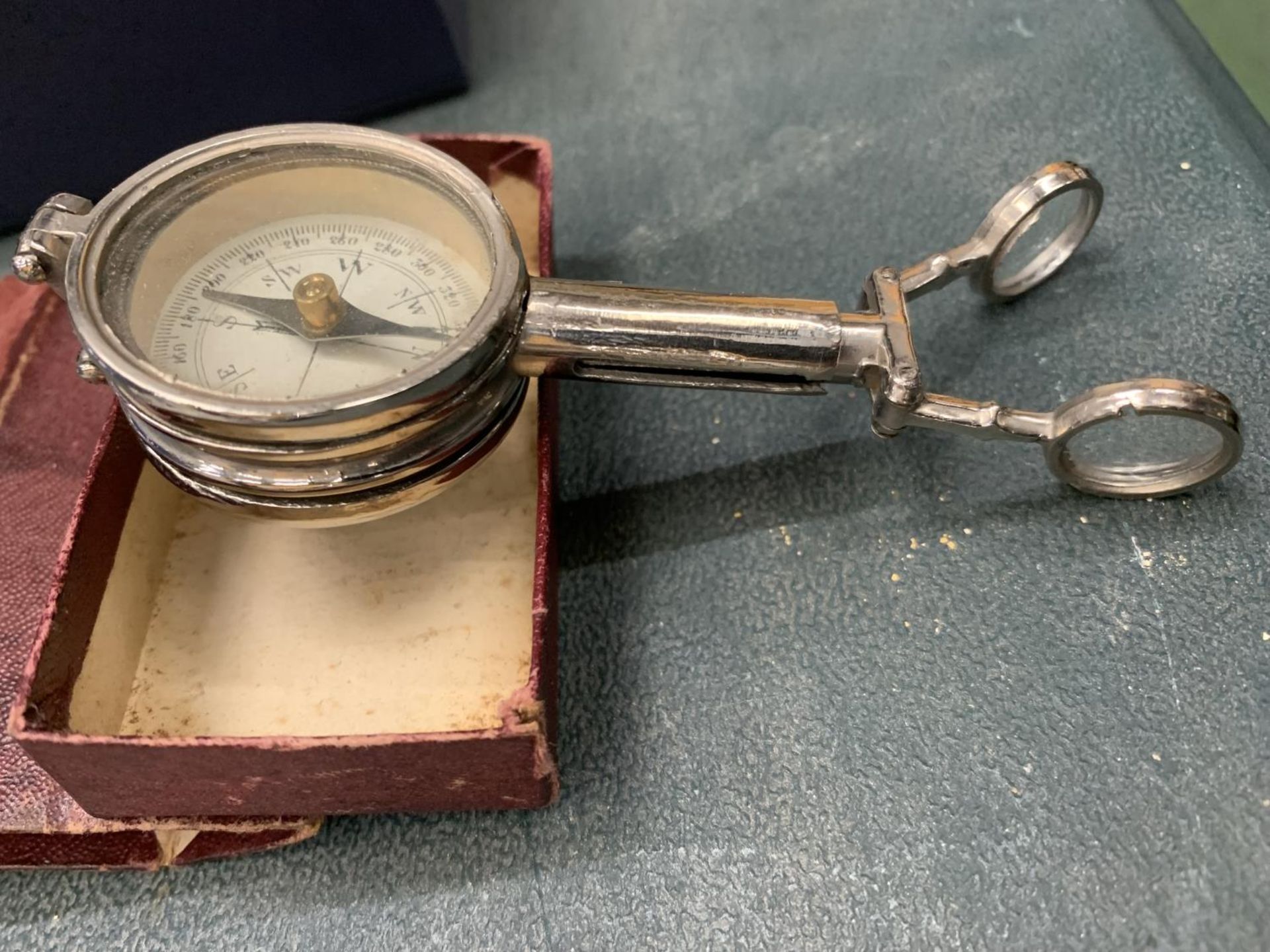 A VIAINTAGE COMPASS AND MAGNIFYING GLASS - BOXED - Image 2 of 3