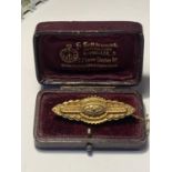 A VINTAGE 9 CARAT GOLD BROOCH IN AN ORIGINAL PRESENTATION BOX GROSS WEIGHT OF BROOCH 3.16 GRAMS