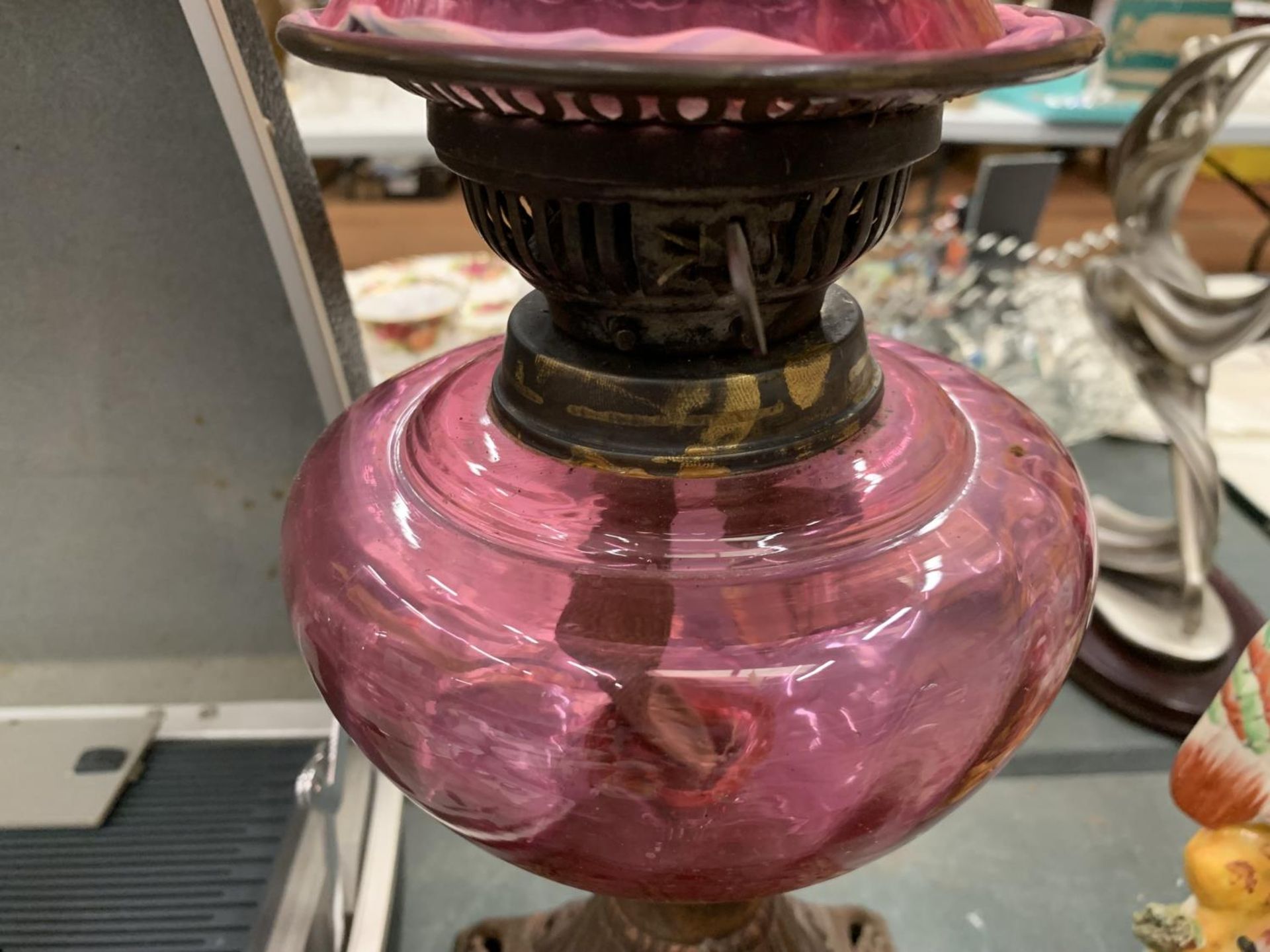 A VINTAGE OIL LAMP WITH AN ORNATE BRASS BASE AND CRANBERRY GLASS SHADE HEIGHT APPROX 47CM - Image 2 of 4