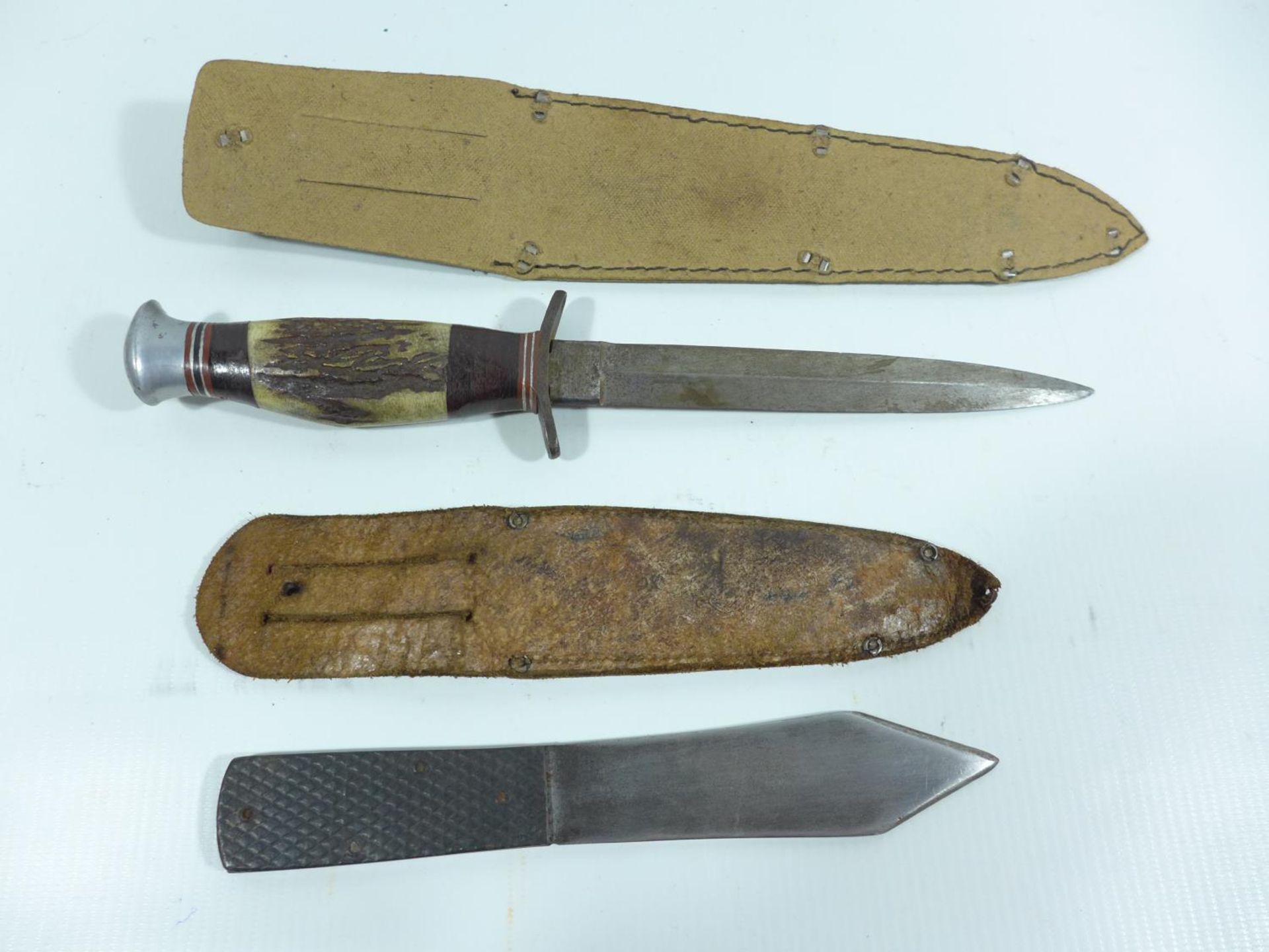 A HUNTING KNIFE AND SCABBARD, 15CM BLADE, LENGTH 26.5CM, THROWING KNIFE AND SCABBARD, 11CM BLADE, - Image 2 of 4