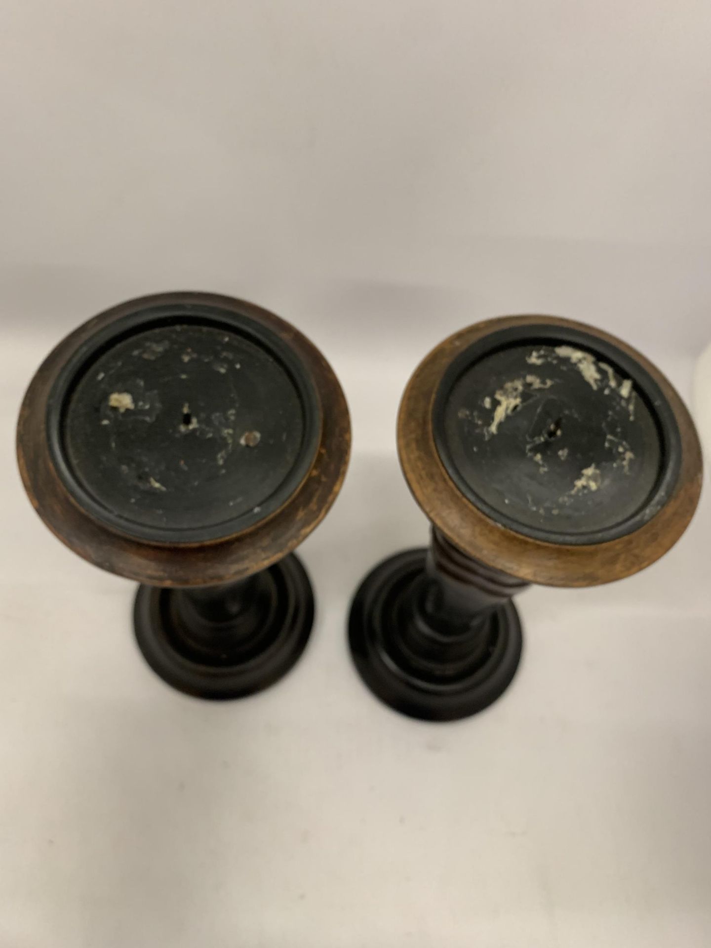 A PAIR OF VINTAGE WOODEN CANDLESTICKS - Image 3 of 3