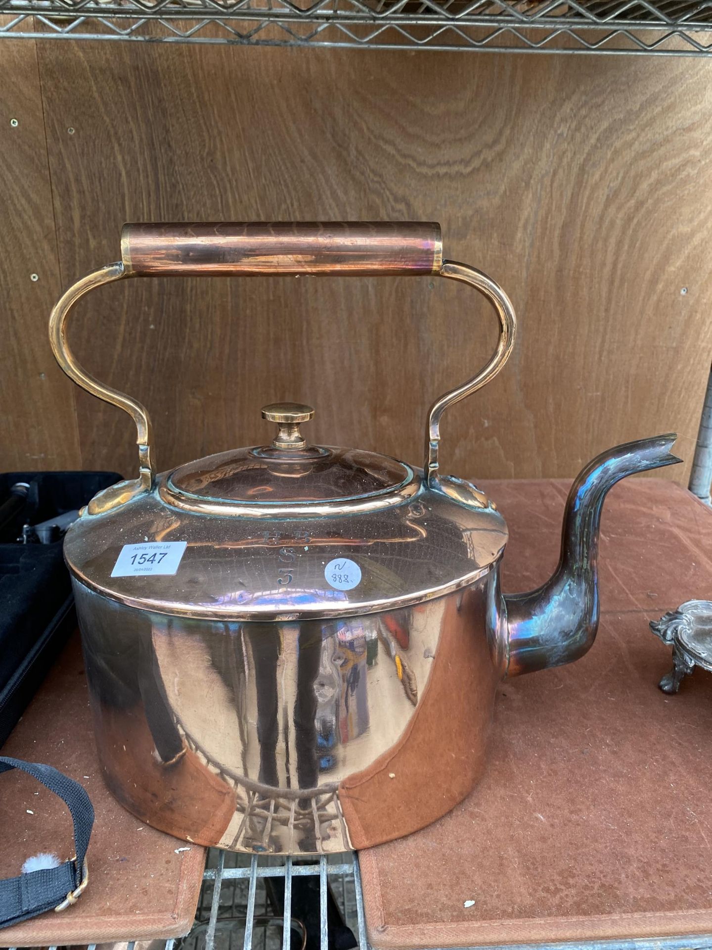 A LARGE VINTAGE COPPER KETTLE BEARING THE STAMP 'H.B S3'