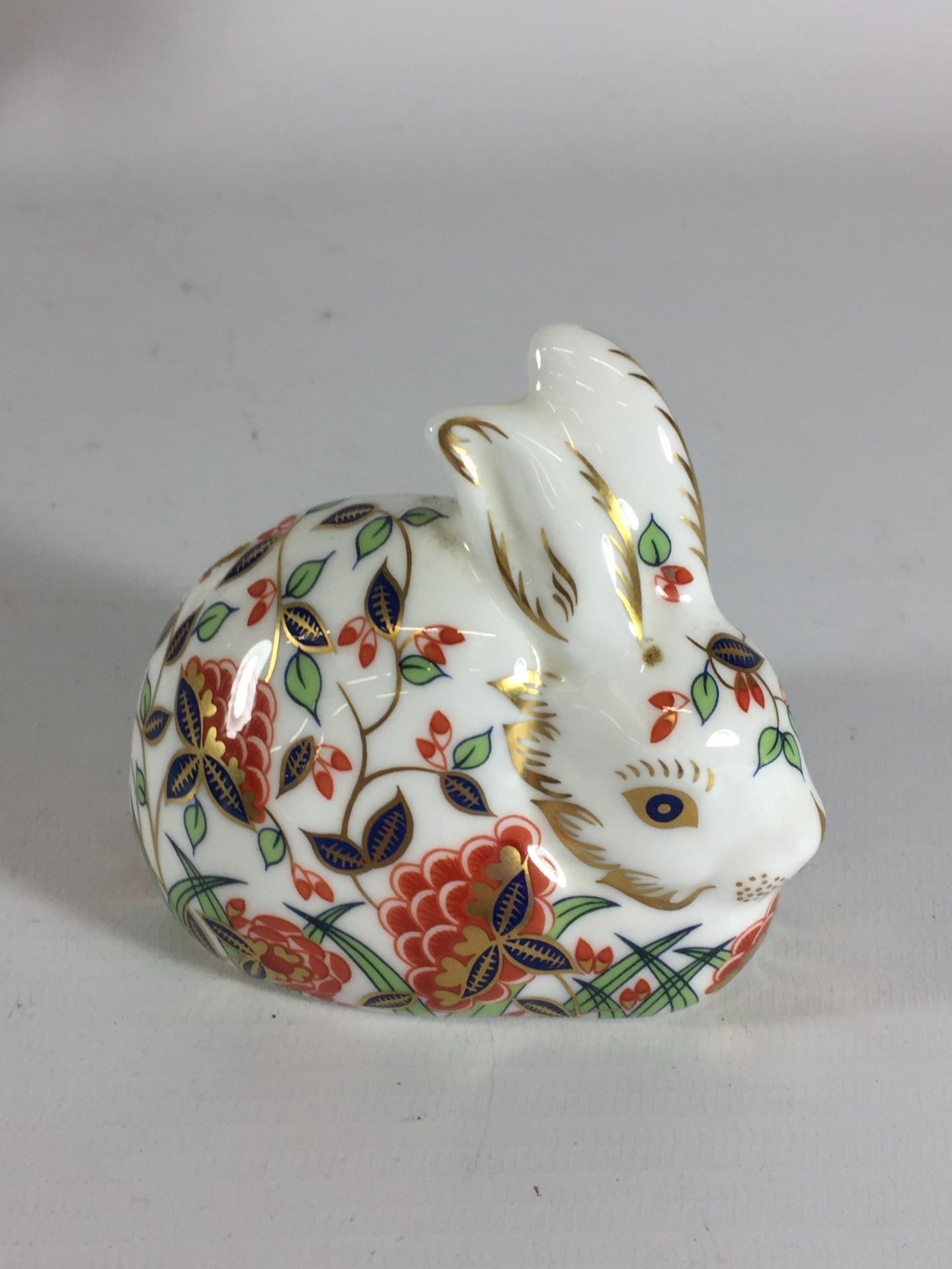 A ROYAL CROWN DERBY MEADOW RABBIT PAPERWEIGHT, GOLD STOPPER