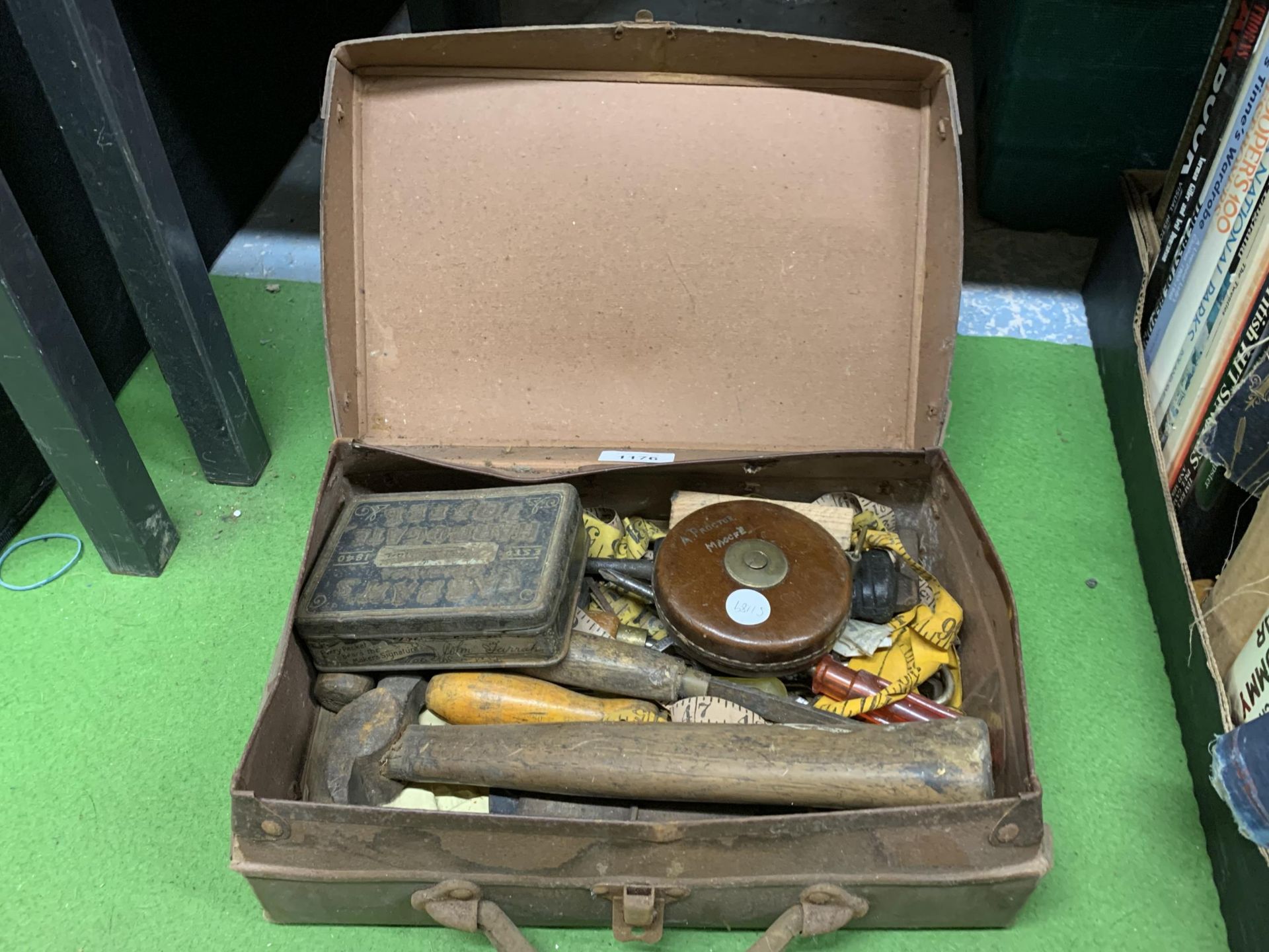 A SMALL VINTAGE CASE CONTAINING VINTAGE TOOLS, ETC