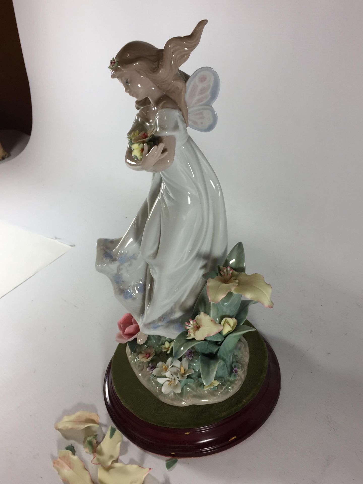 A LLADRO FAIRY FIGURE (FLOWERS A/F) - Image 3 of 3