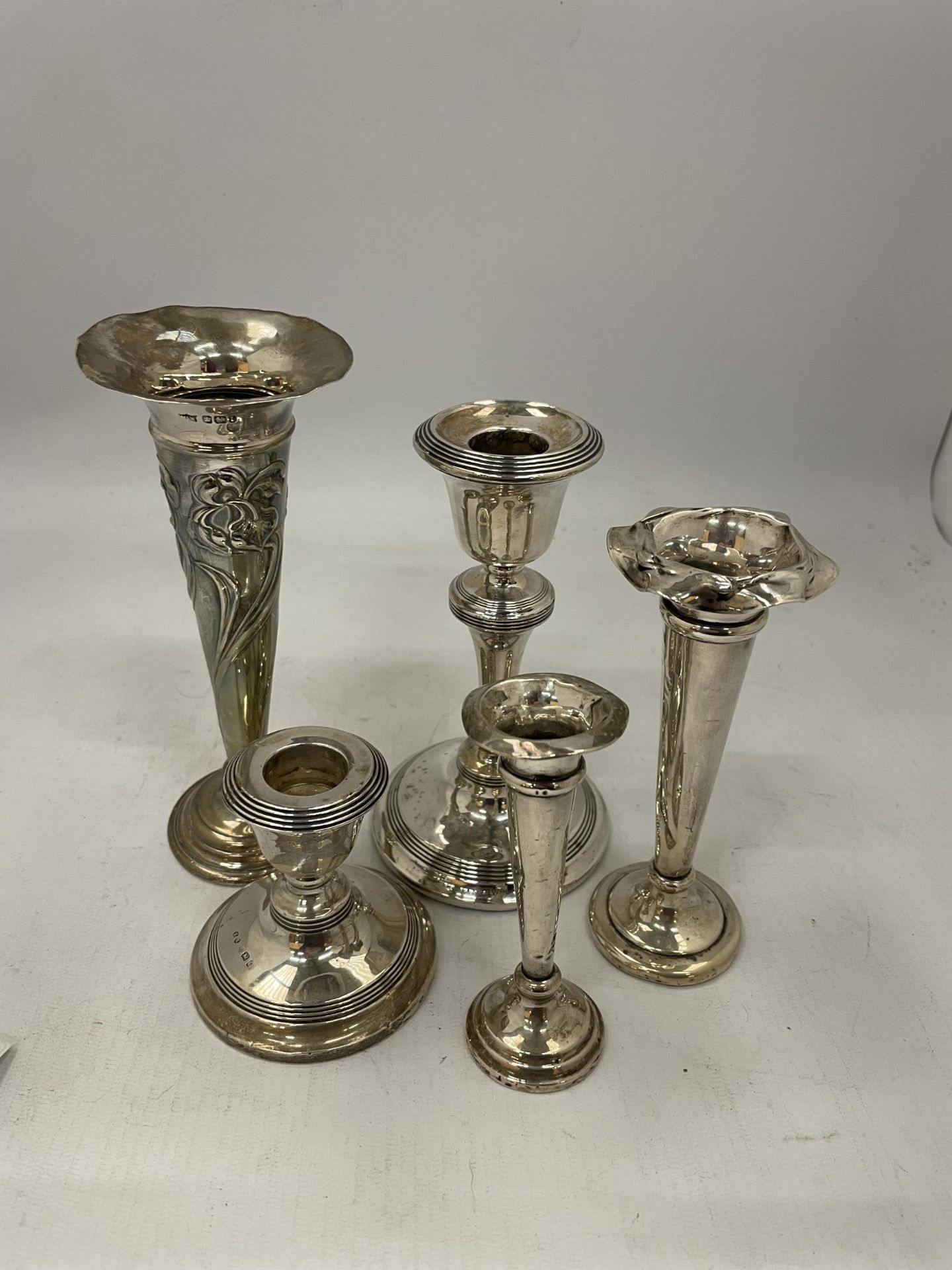 A MIXED LOT OF HALLMARKED SILVER ITEMS - ART NOUVEAU FLORAL DESIGN BUD VASE, FURTHER POSY VASES