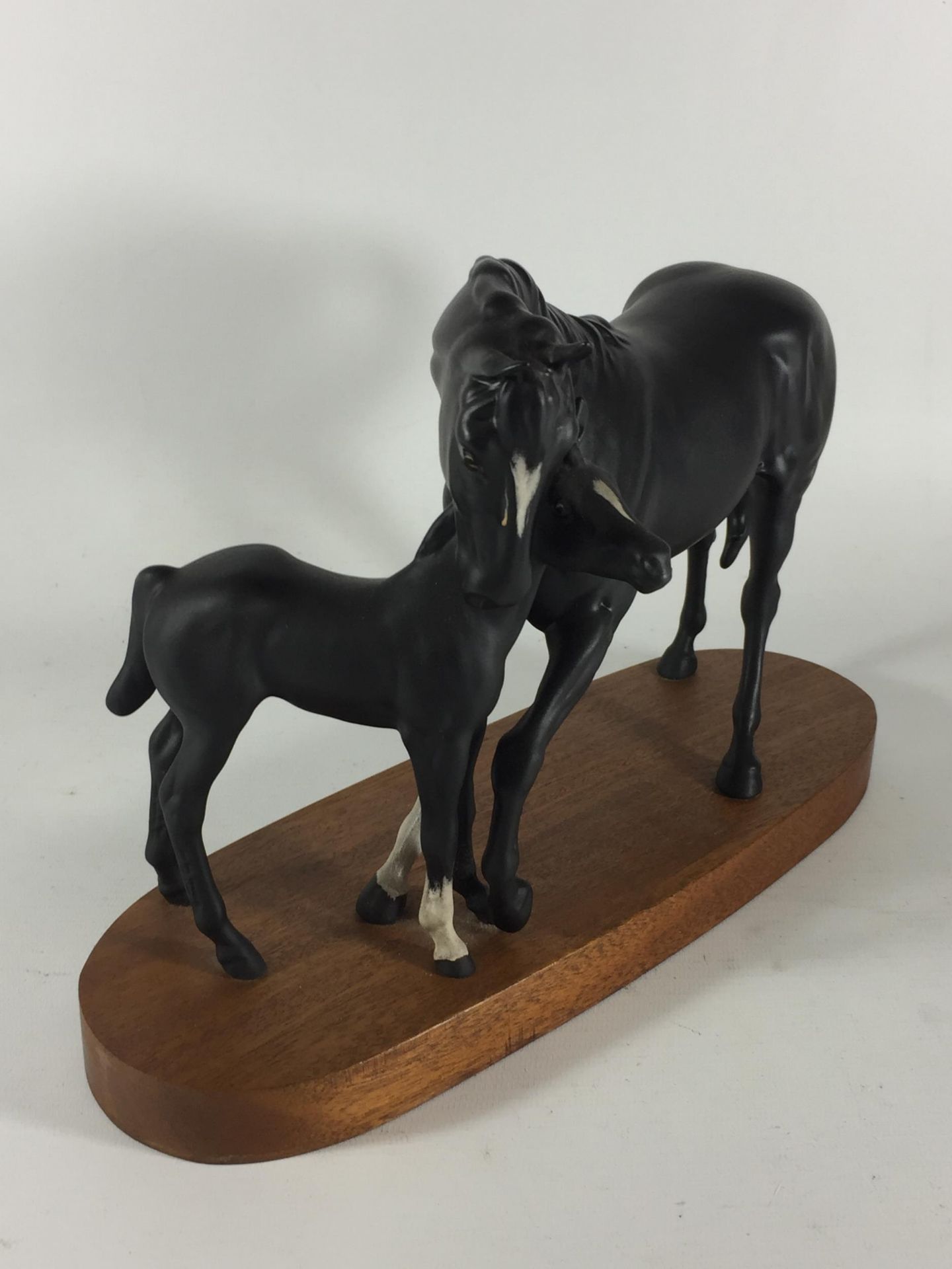 A ROYAL DOULTON BLACK BEAUTY AND FOAL HORSE FIGURE GROUP ON WOODEN PLINTH BASE - Image 2 of 3