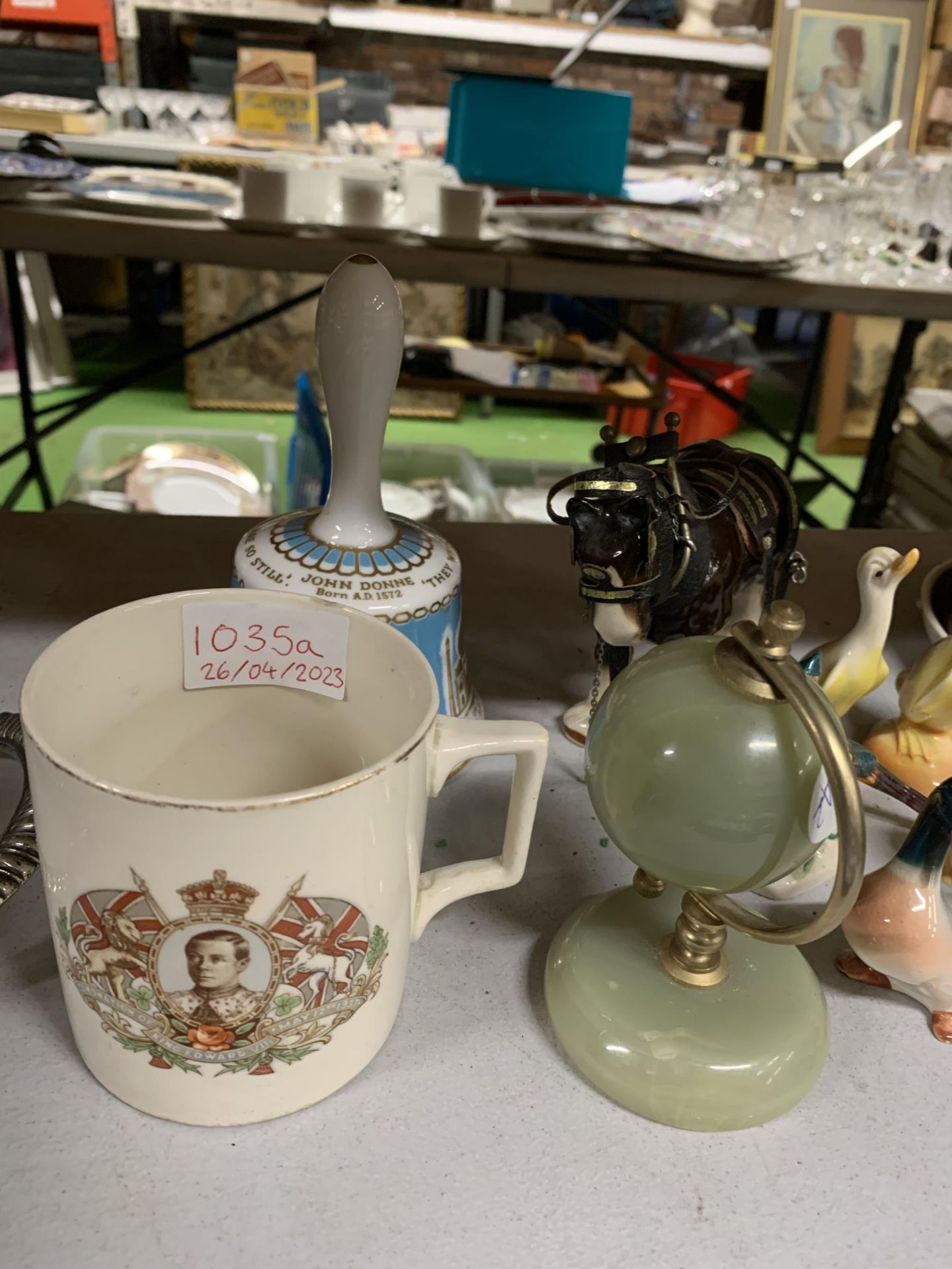 A MIXED LOT TO INCLUDE AN ONYX DESK PAPERWEIGHT, COMMEMORATIVE MUG, DUCKS ETC - Image 3 of 3