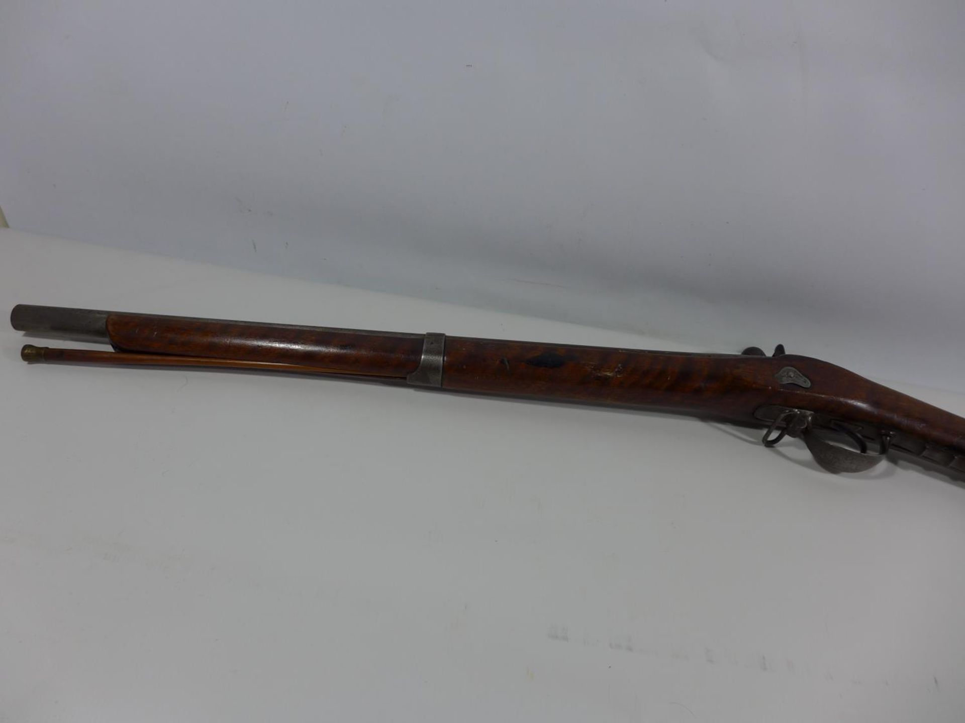 A FRENCH MID 19TH CENTURY ST ETIENNE PERCUSSION CAP SMOOTH BORE CARBINE, 60CM BARREL, LENGTH 101CM - Image 6 of 8