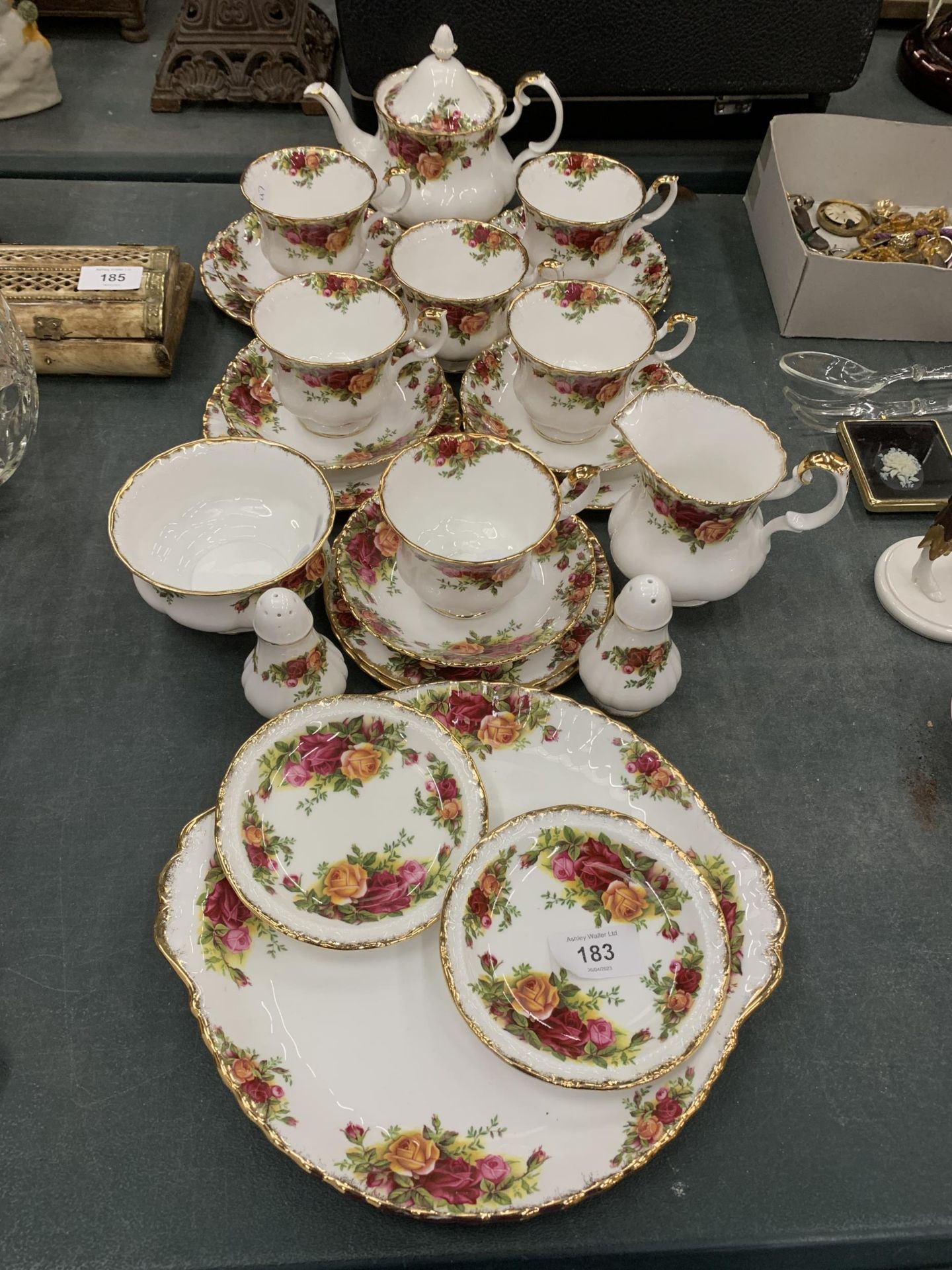 A ROYAL ALBERT OLD COUNTRY ROSES PART TEA SET AND FURTHER ITEMS, TWENTY FIVE PIECES IN TOTAL