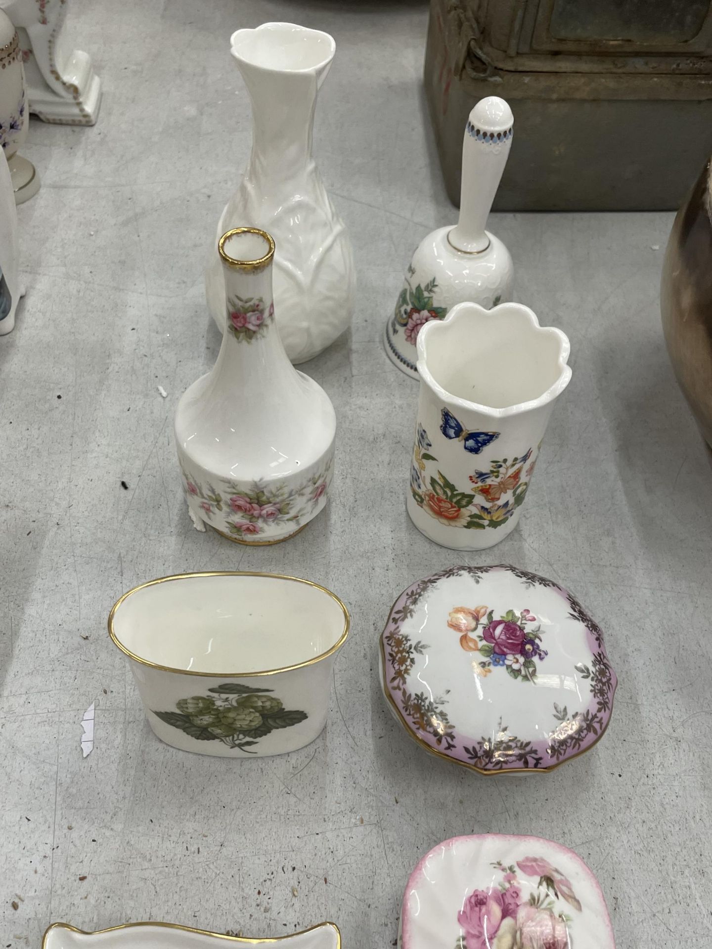 A MIXED LOT OF CERAMICS PIN TRAYS & SMALL VASES TO INCLUDE ROYAL WORCESTER, AYNSLEY, MINTONS ETC - Image 3 of 6