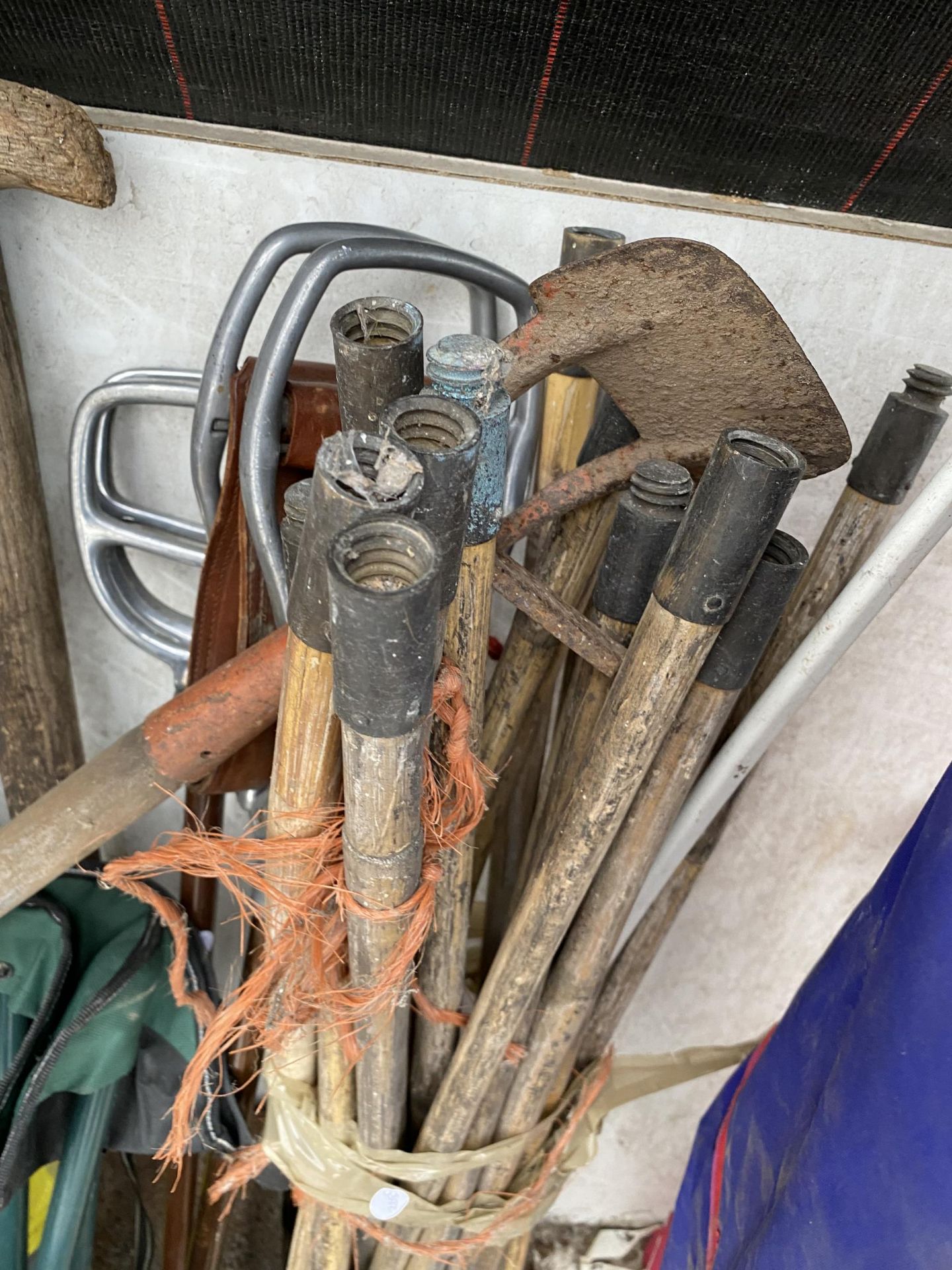 A LARGE ASSORTMENT OF GARDEN TOOLS TO INCLUDE DRAINING RODS, RAKES AND FORKS ETC - Image 3 of 5